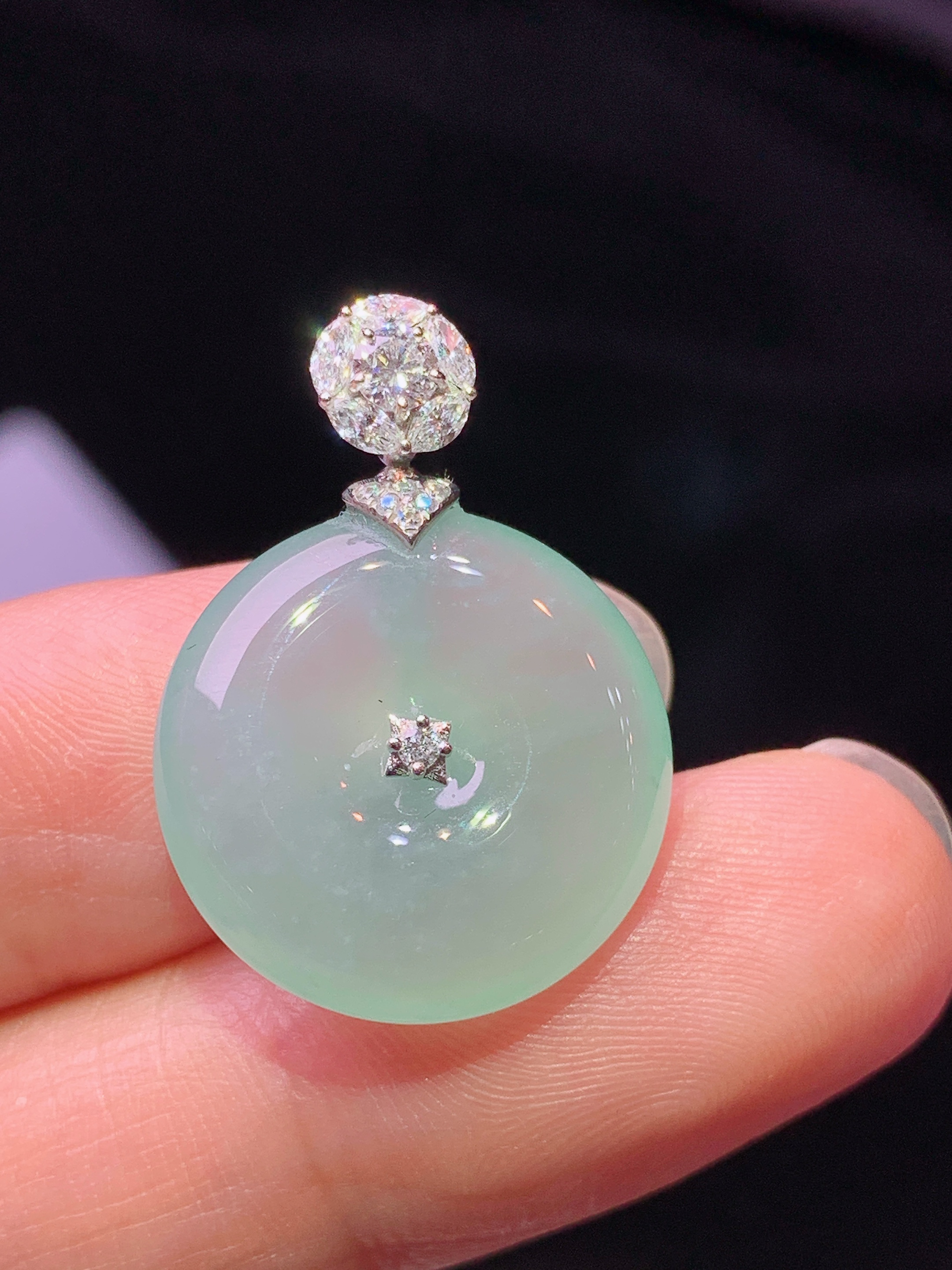 18k金钻镶嵌冰种浅绿平安扣吊坠 玉质细腻 色泽艳丽清新 水润亮眼 整体尺寸25*17.8*5c1