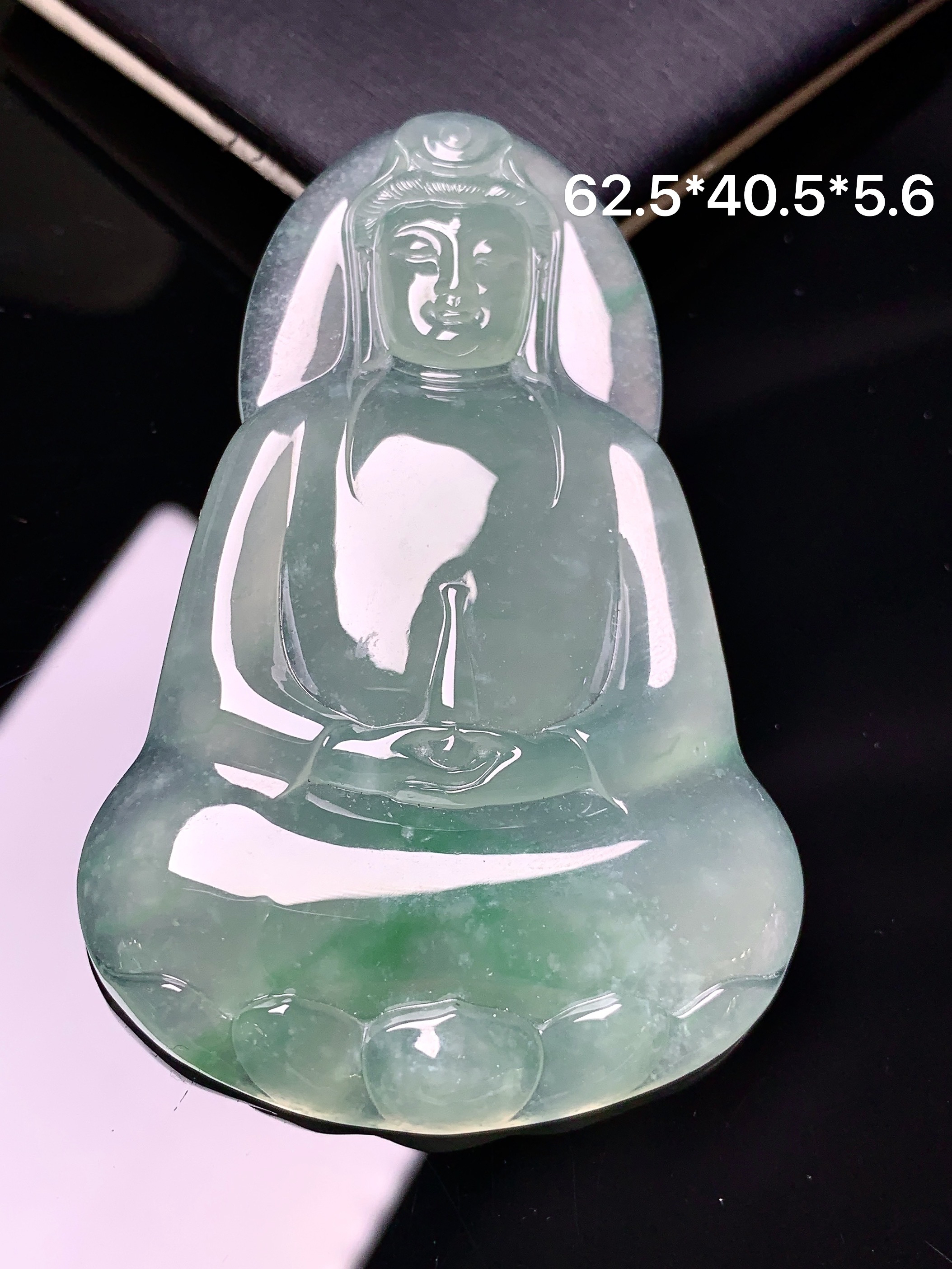 冰种飘绿观音菩萨吊坠 玉质细腻 色泽艳丽清新 水润亮眼 整体尺寸62.5*40.5*5.6x7