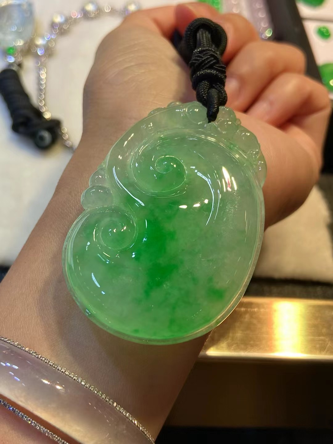 ️ 老坑阳绿大如意，色泽漂亮，厚桩冰透，尺寸55.3/37.9/7.6