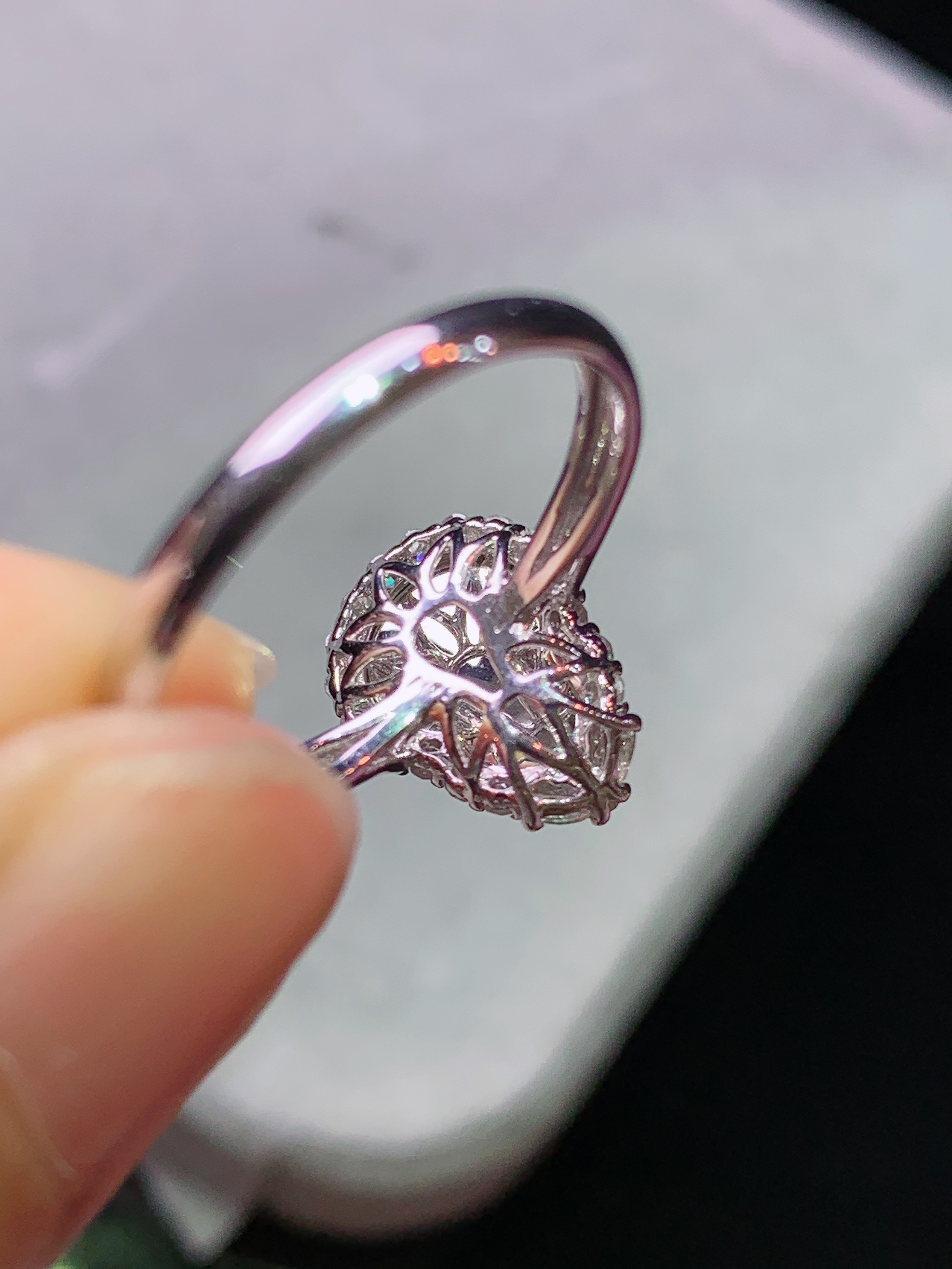 18k金钻镶嵌冰阳绿葫芦戒指 玉质细腻 色泽艳丽清新 水润亮眼 圈15 整体尺寸12.2*9.5*6.3h1