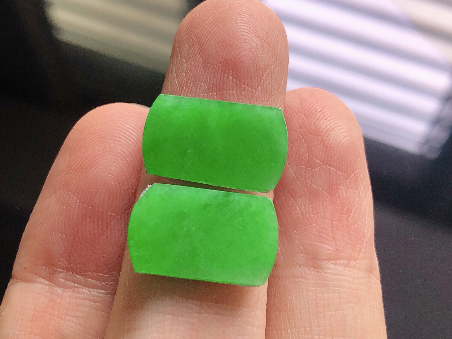 ️ 高冰阳绿马鞍， 色泽艳阳，通透水润，玉质细腻，夺目迷人，镶嵌效果大气上档次，品相，无裂，尺寸16.5/10/2，超值