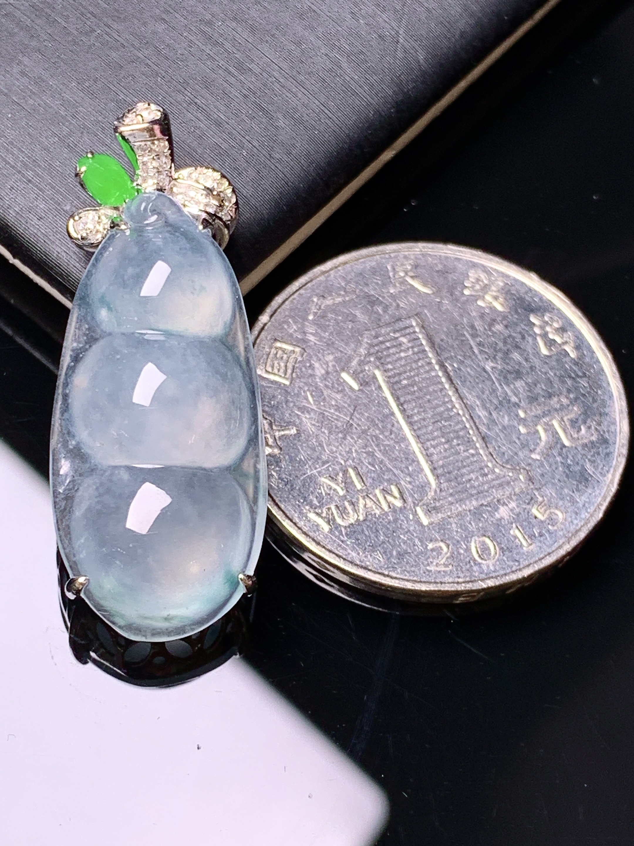 18k金钻镶嵌冰种四季豆吊坠 玉质细腻 色泽艳丽清新 水润亮眼 整体尺寸31.8*12.5*8.2g2