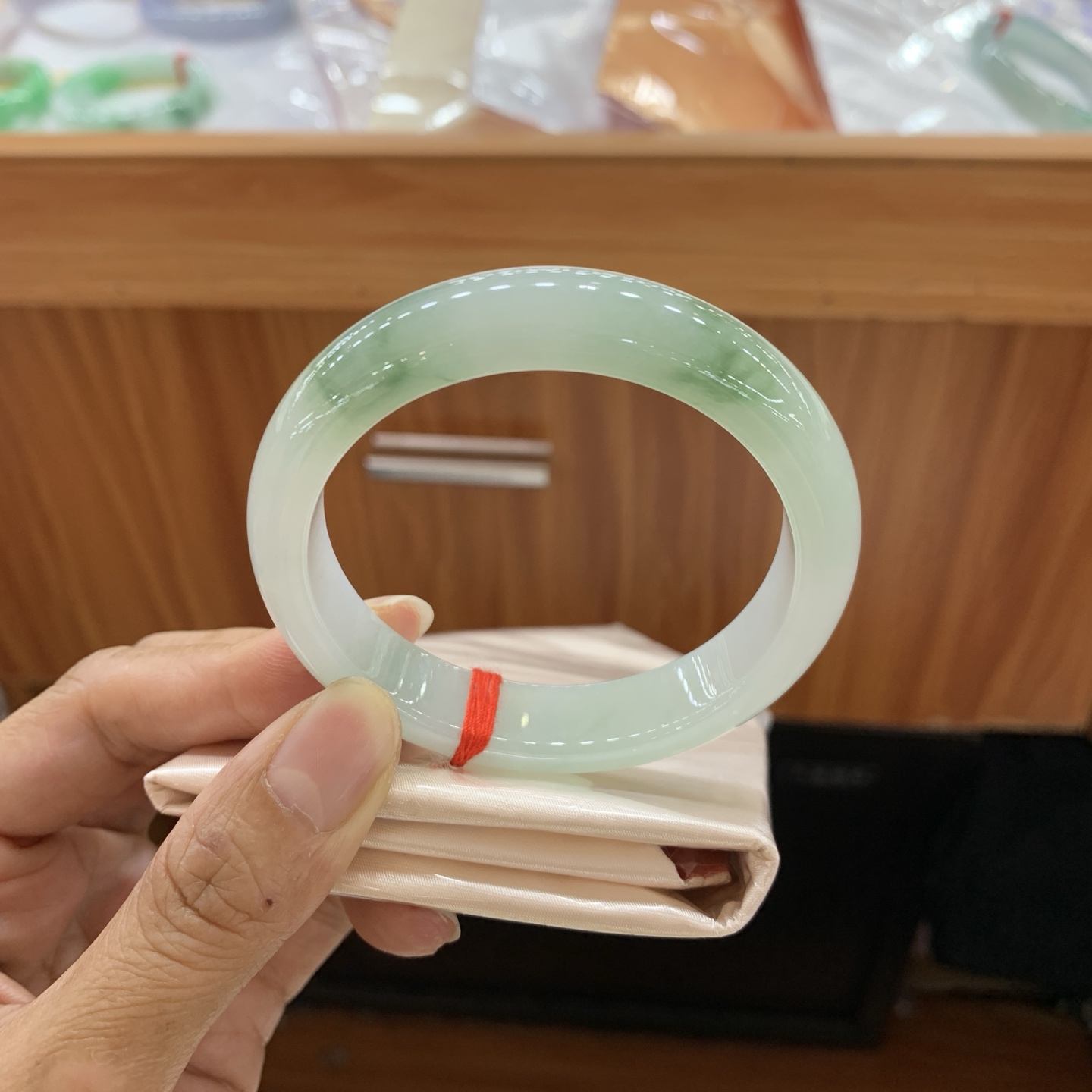 042811FN，冰胶底飘绿花正圈翡翠手镯，55-12.7-7.9，编号042811FN