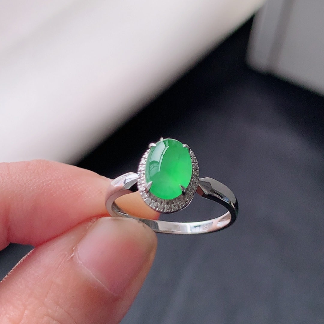 冰阳绿女戒。莹莹青翠，种老无裂水润，佩戴温婉优雅，货号79428，7.5-5.3-2.0