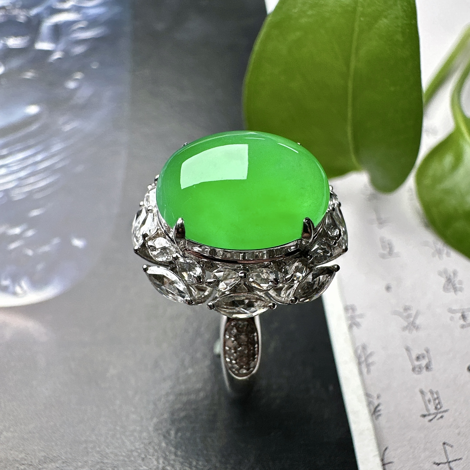 【冰种满绿蛋面戒指】阳绿色泽，质地均匀细腻，冰润起光，胶感强烈，颜色娇艳，18K金钻精美镶嵌，裸石尺