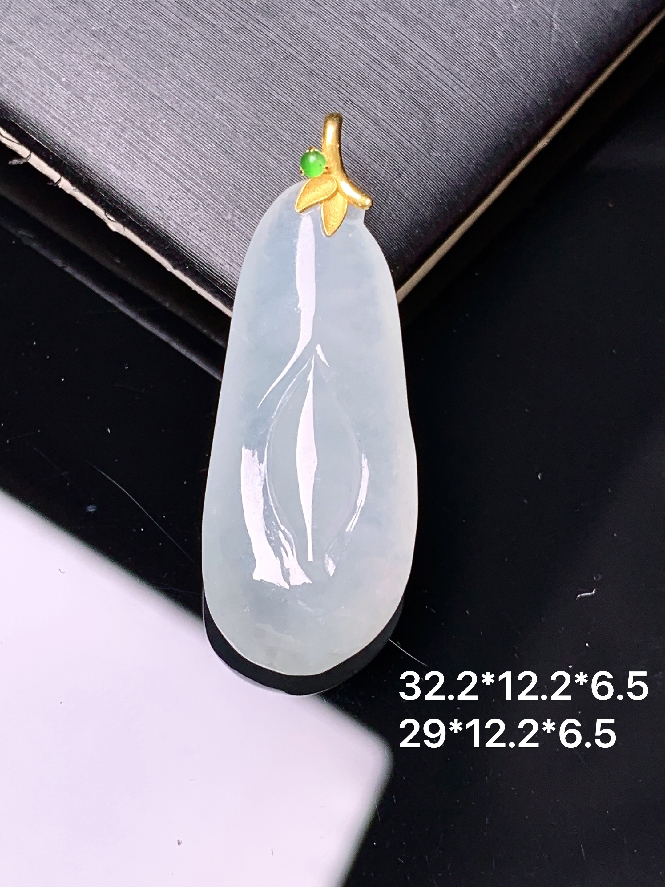 18k金镶嵌冰种花蕾吊坠 玉质细腻 色泽艳丽清新 水润亮眼 整体尺寸32.2*12.2*6.5c1