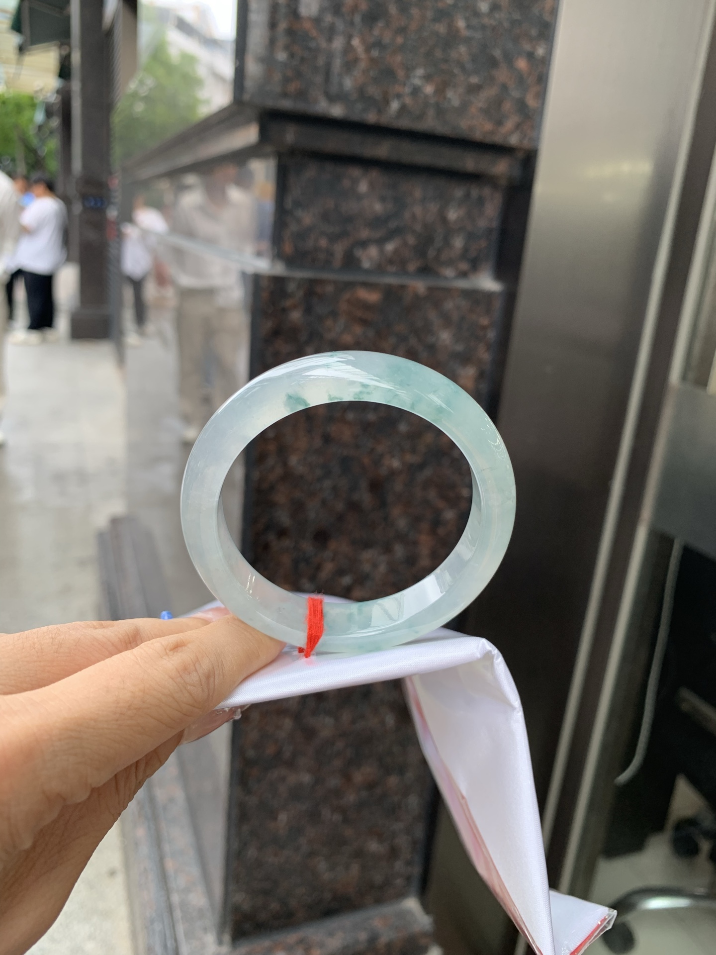 冰飘花正圈，54.3/7.6/12，0429-N579，打灯细纹，底妆冰透起光，蓝花灵动飘逸，勾勒出一幅唯美诗意的山水意境画，古典优雅又秀气