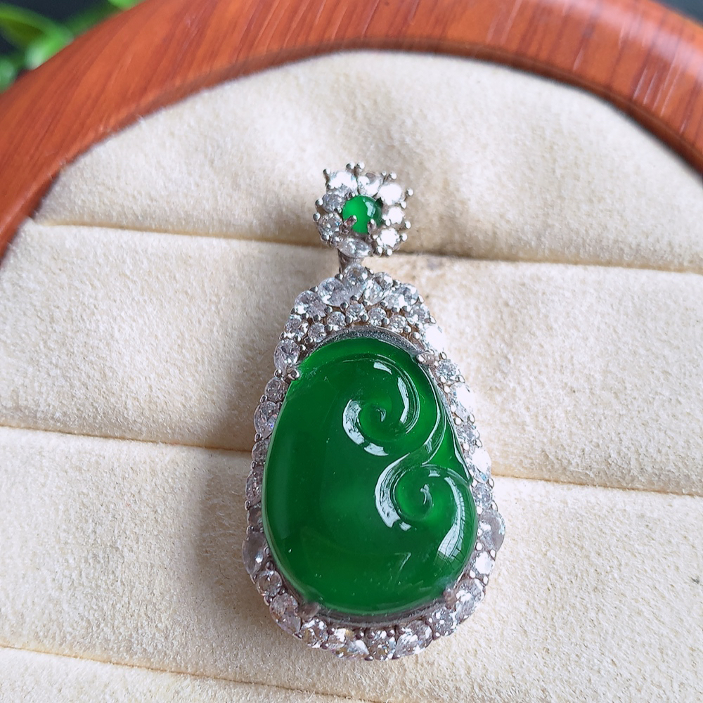 冰润满绿吉祥如意翡翠吊坠  925银饰镶嵌 寓意“万事如意，吉祥如意,福寿绵长 心想事成”饱满大气，通透水润  W502.27  整体尺寸：38-19-9.6mm   裸石尺寸：21-15.5mm