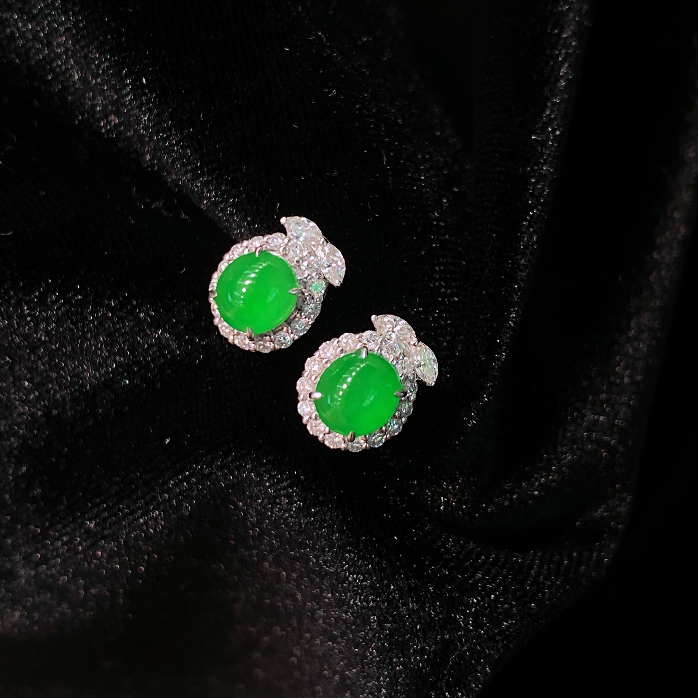 冰阳绿蛋面耳钉，色泽鲜亮，荧光感满满，18K金镶嵌，简约精致，尺寸如图一，实物更美～，5.9/5.3/9.8