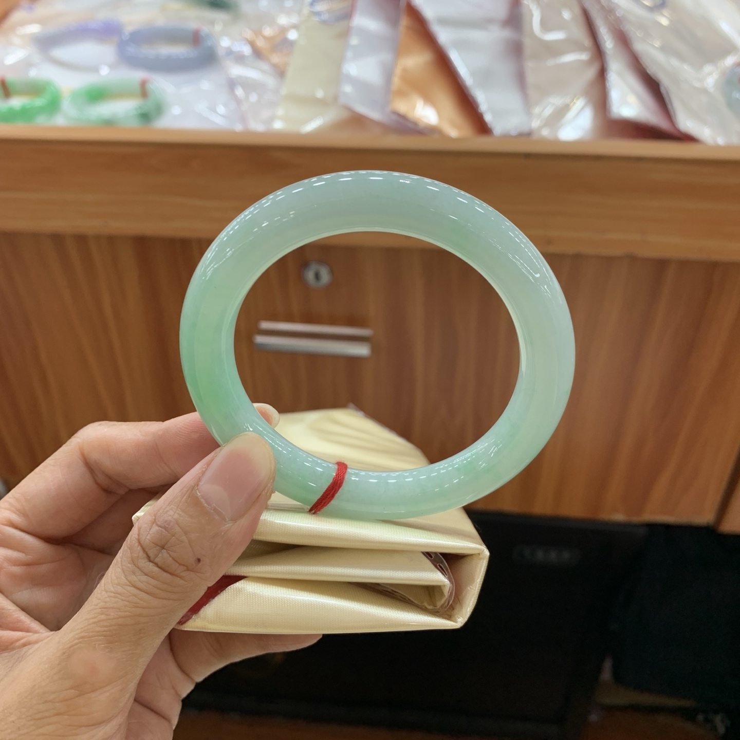 042808FN，满绿圆条翡翠手镯，59-10.5-10.6