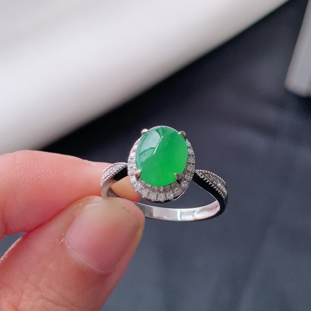 冰阳绿女戒。莹莹青翠，种老无裂水润，佩戴温婉优雅，货号79428，8.0/6.3/2.0