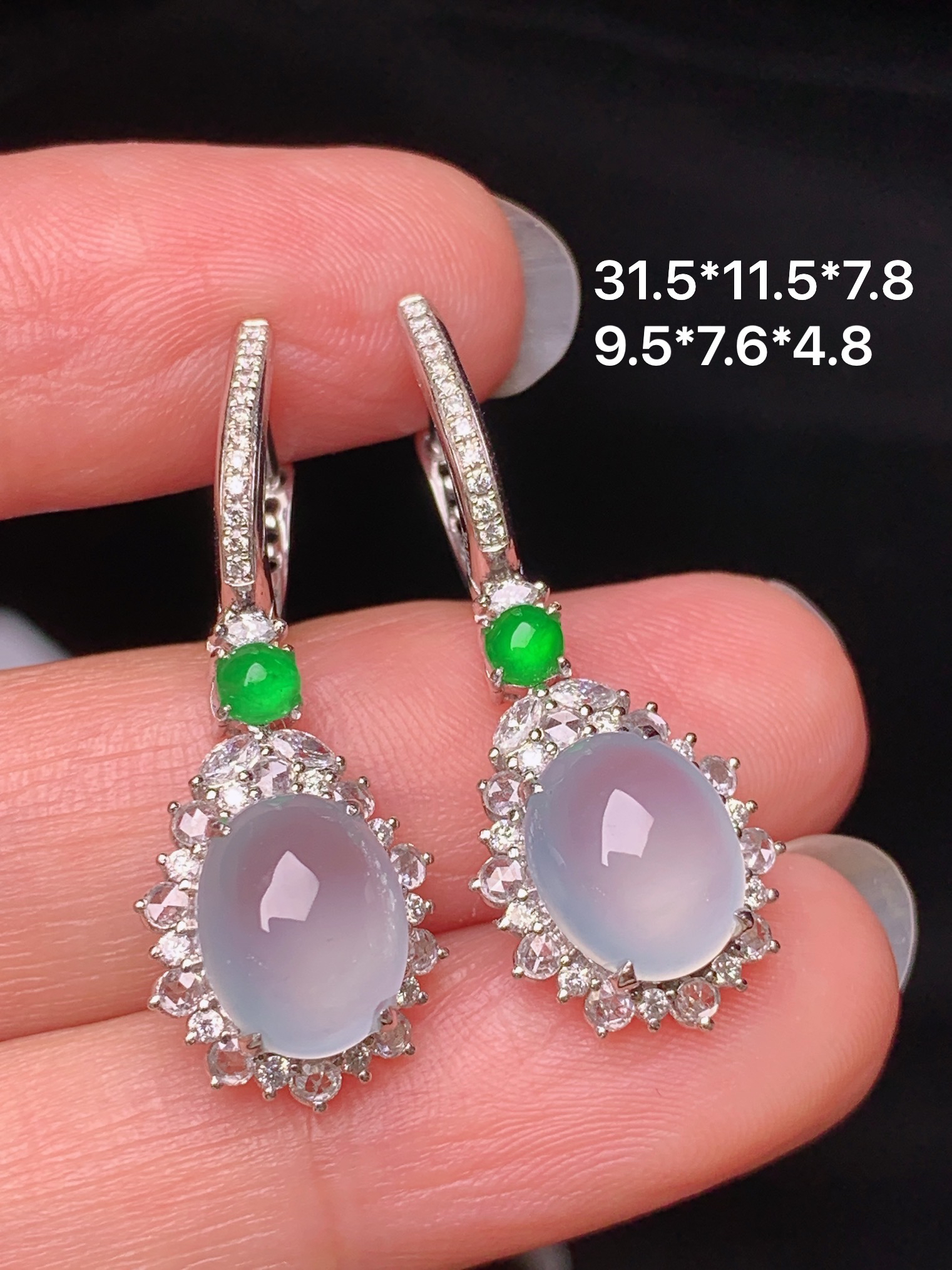 18k金钻镶嵌冰种蛋面耳坠 玉质细腻 色泽艳丽清新 水润亮眼 整体尺寸31.5*11.5*7.8y5