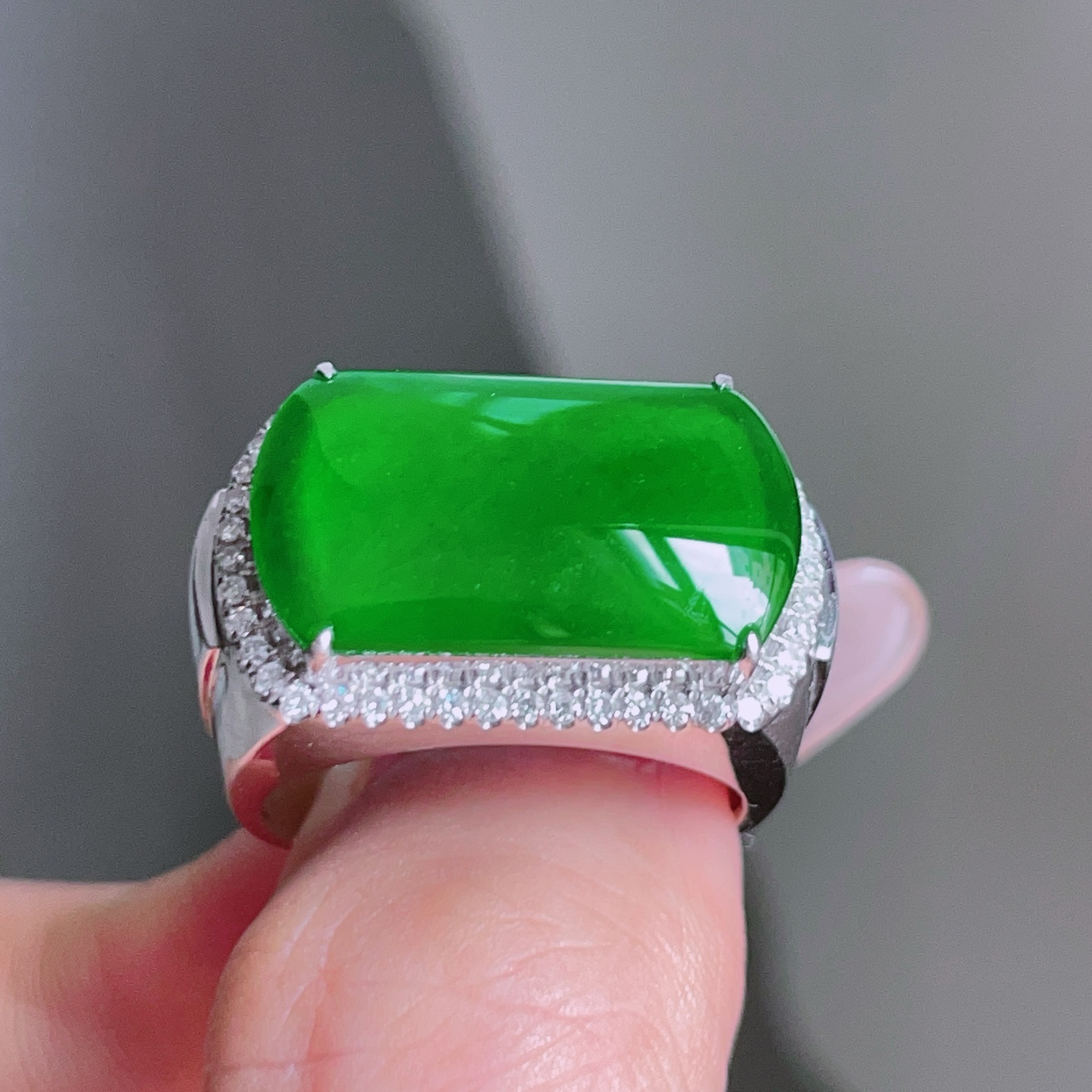 ️ 冰辣绿马鞍戒指，色泽浓郁，种老水润，18k金镶嵌，裸石 19.3/11.8，圈口 18