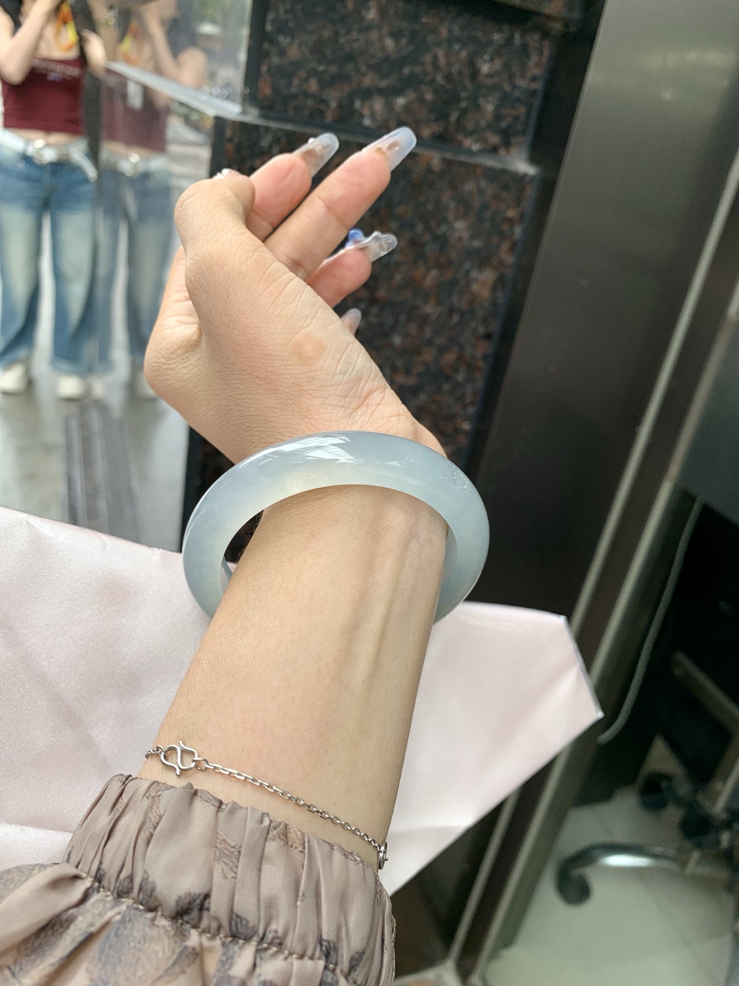 冰蓝正圈，56-8.5-12.2，0429-N576-1，底妆冰润细腻，有洒金，千变万化的冰晴蓝底色，拥有海的颜色，却散发着星空的光芒，这是一只来自冰川蓝的清冷气质仙女镯，无裂