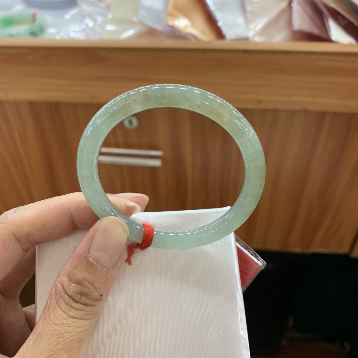 042801FN，底色飘黄翡小圆条翡翠手镯，50.5-6.5-6.7