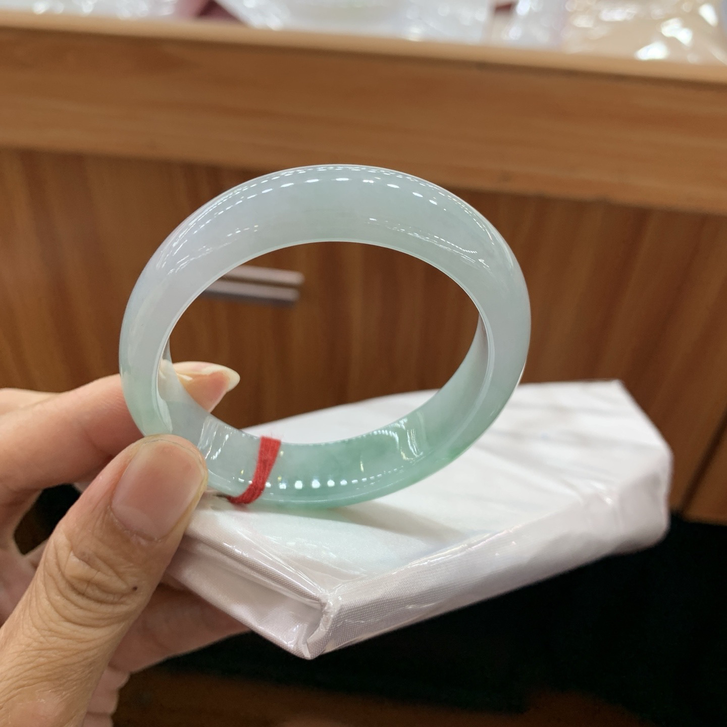 飘绿贵妃翡翠手镯
55-46.4-12.7-7.2..