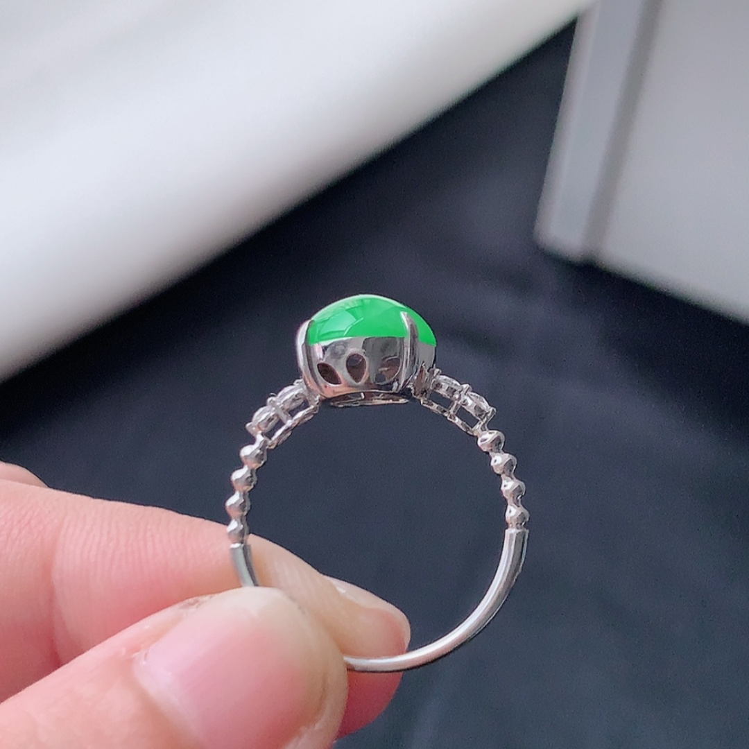 冰阳绿女戒。莹莹青翠，种老无裂水润，佩戴温婉优雅，货号79428，11.5/9.0/2.5