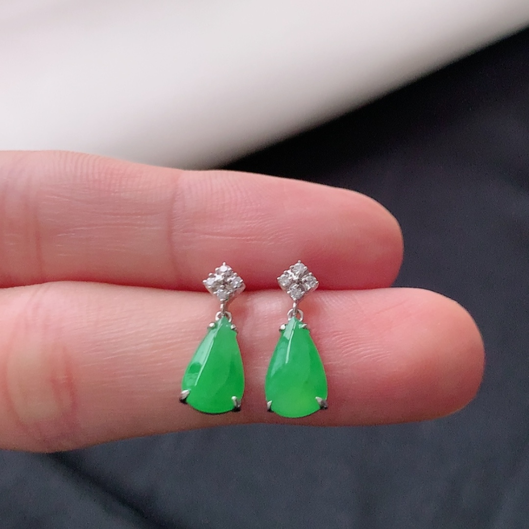 冰阳绿水滴耳钉，种水好，冰润通透，上耳优雅大方，货号79428，14.8/5.8/3.1