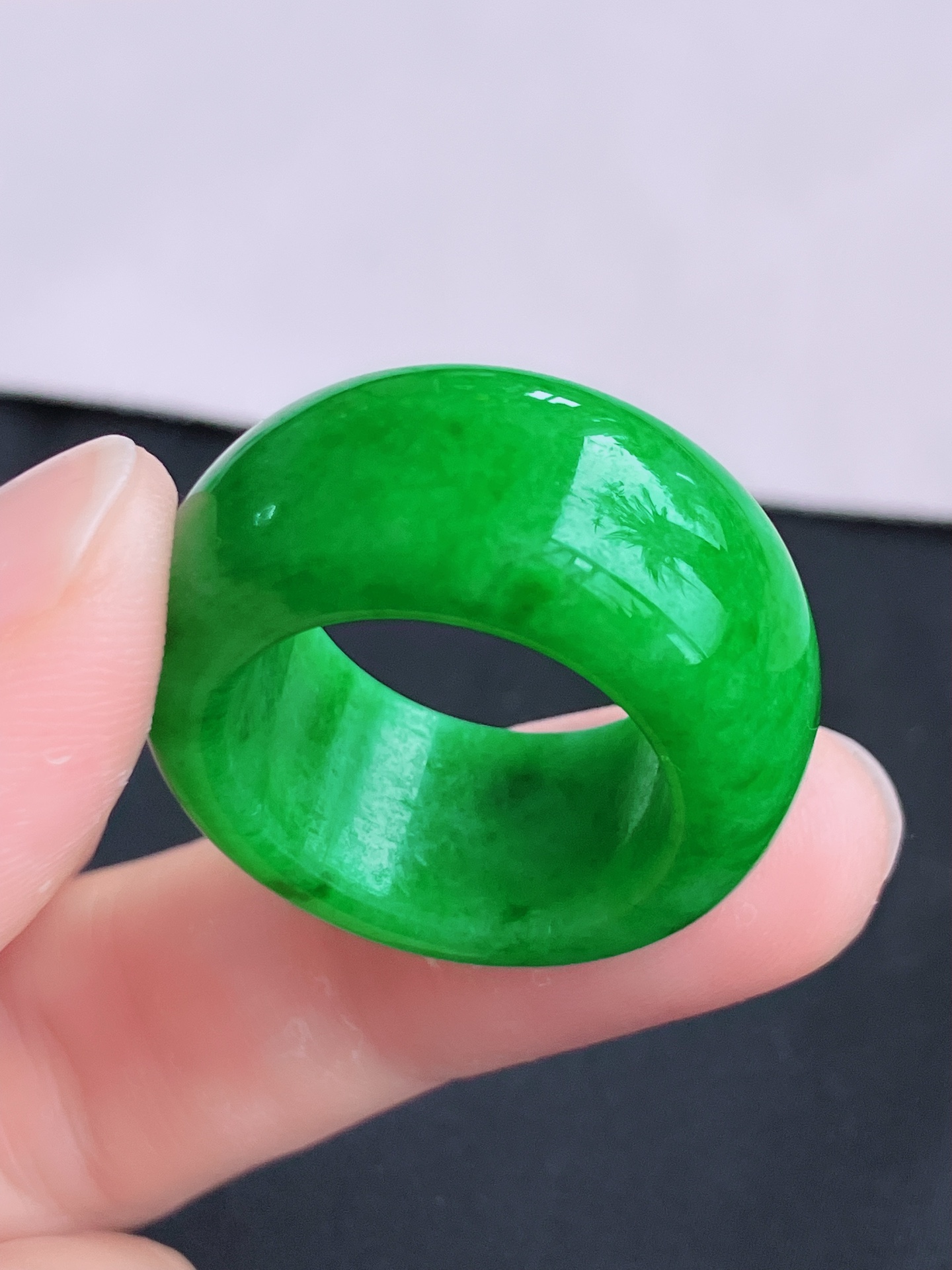 ️，阳绿扳指，色美大气，尺寸19/13/5.3，自然光实拍