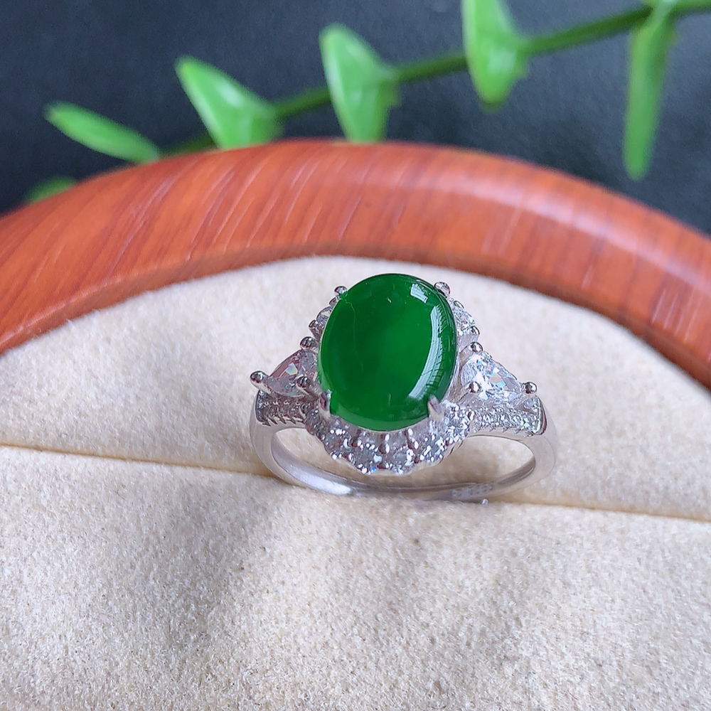 冰润满绿精美翡翠蛋面戒指  玉质细腻  冰清玉润  飘花灵动  颜色漂亮  W502.27  内径尺寸：17.5-13-6.3mm  裸石尺寸：10-8mm