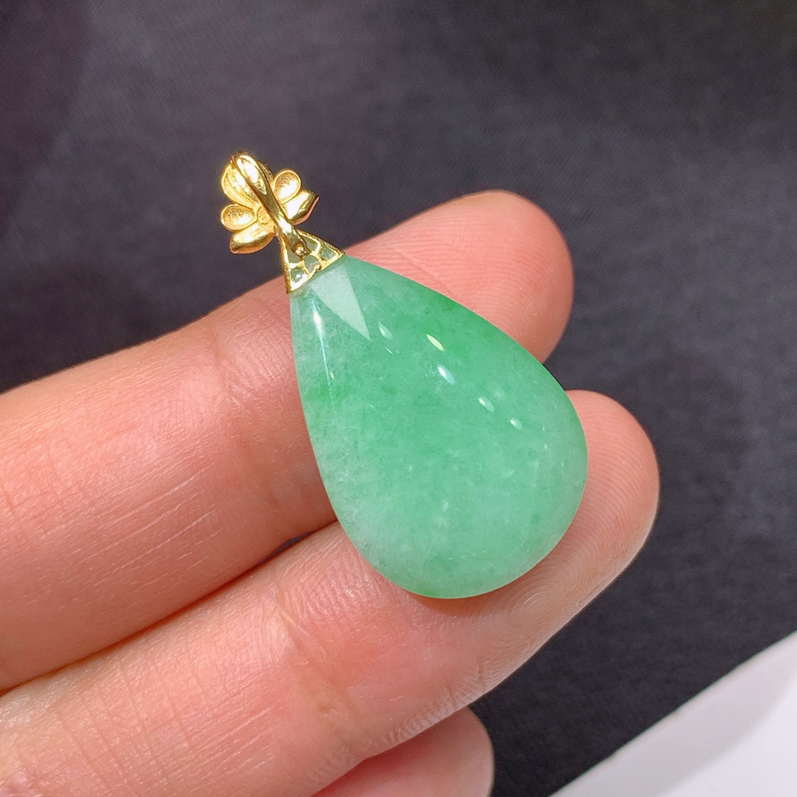 飘绿水滴吊坠，18k金扣头，冰润细腻，种水足，Lt 尺寸27.8*14.5*6.1