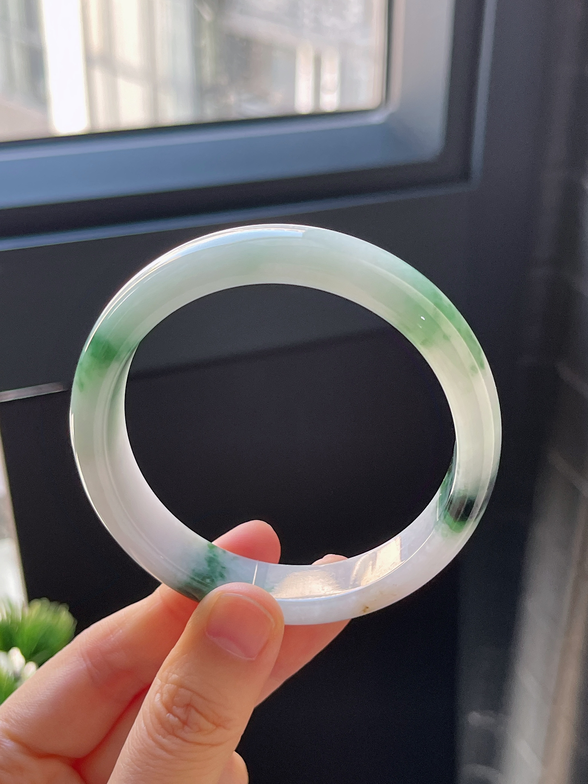 正圈57.9圈口，翡翠糯化种飘绿手镯