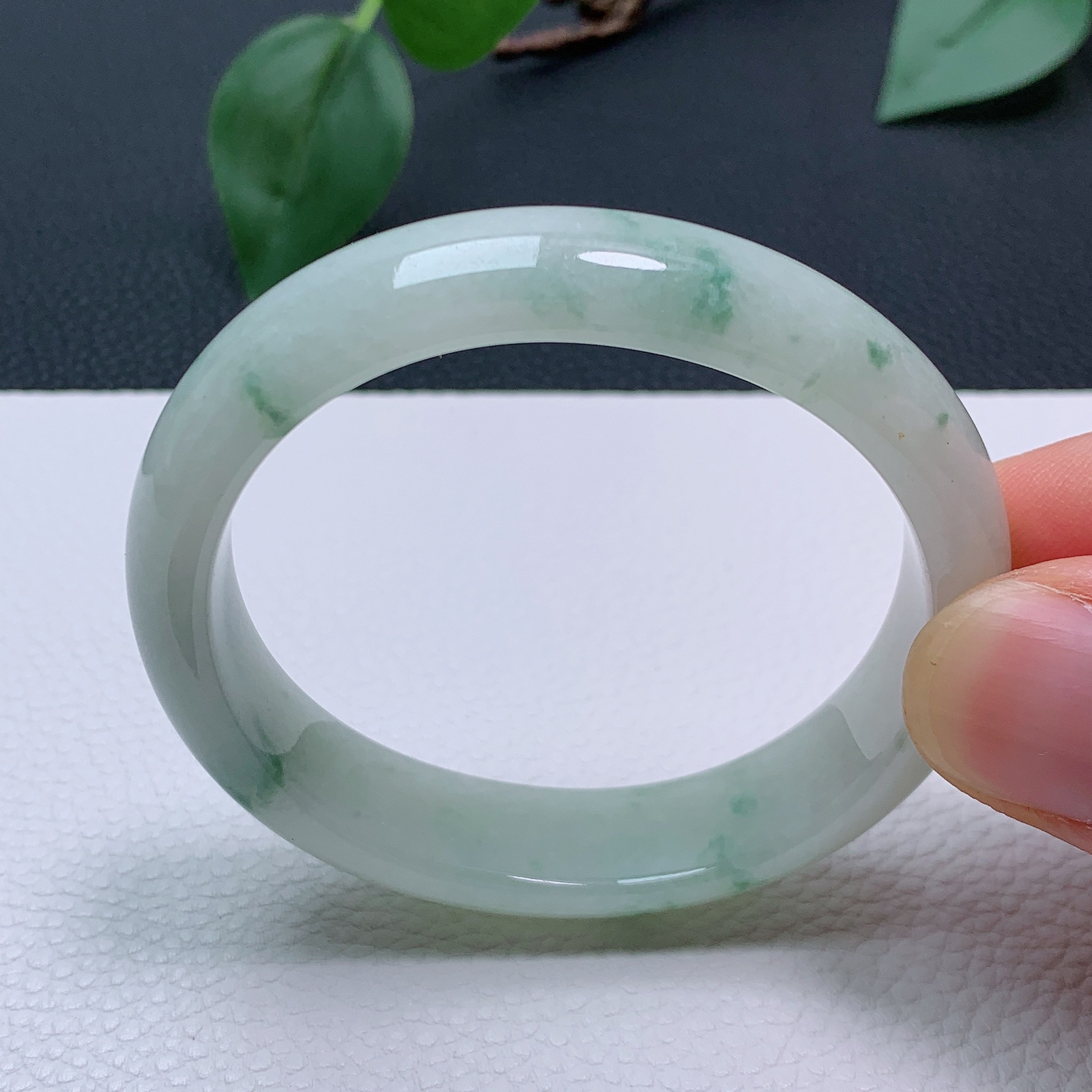 天然翡翠 小圈口50-51老坑飘花贵妃手镯 玉质细腻 种水好 尺寸:51-46-12.5-6.8mm   M99