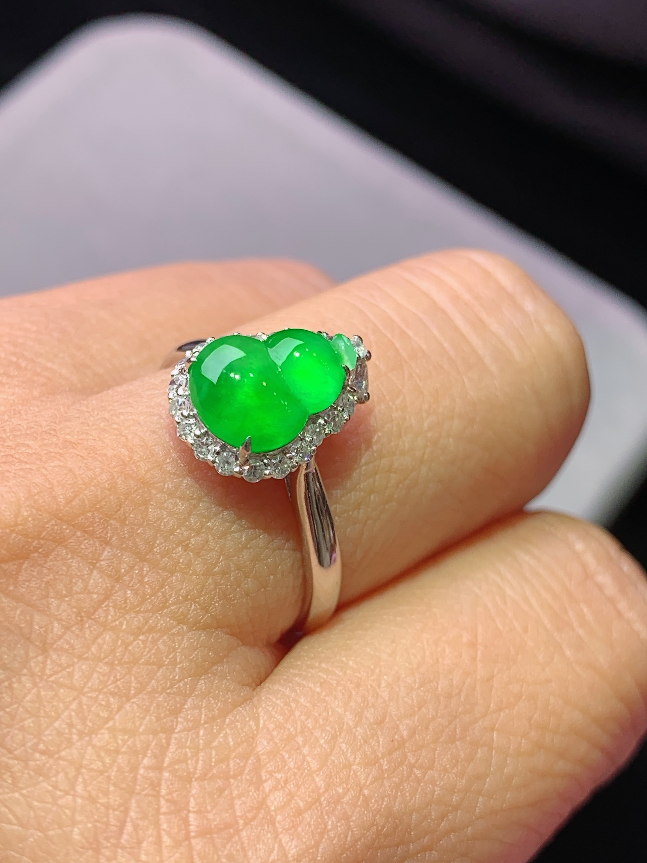 18k金钻镶嵌冰阳绿葫芦戒指 玉质细腻 色泽艳丽清新 水润亮眼 圈15 整体尺寸12.2*9.5*6.3h1