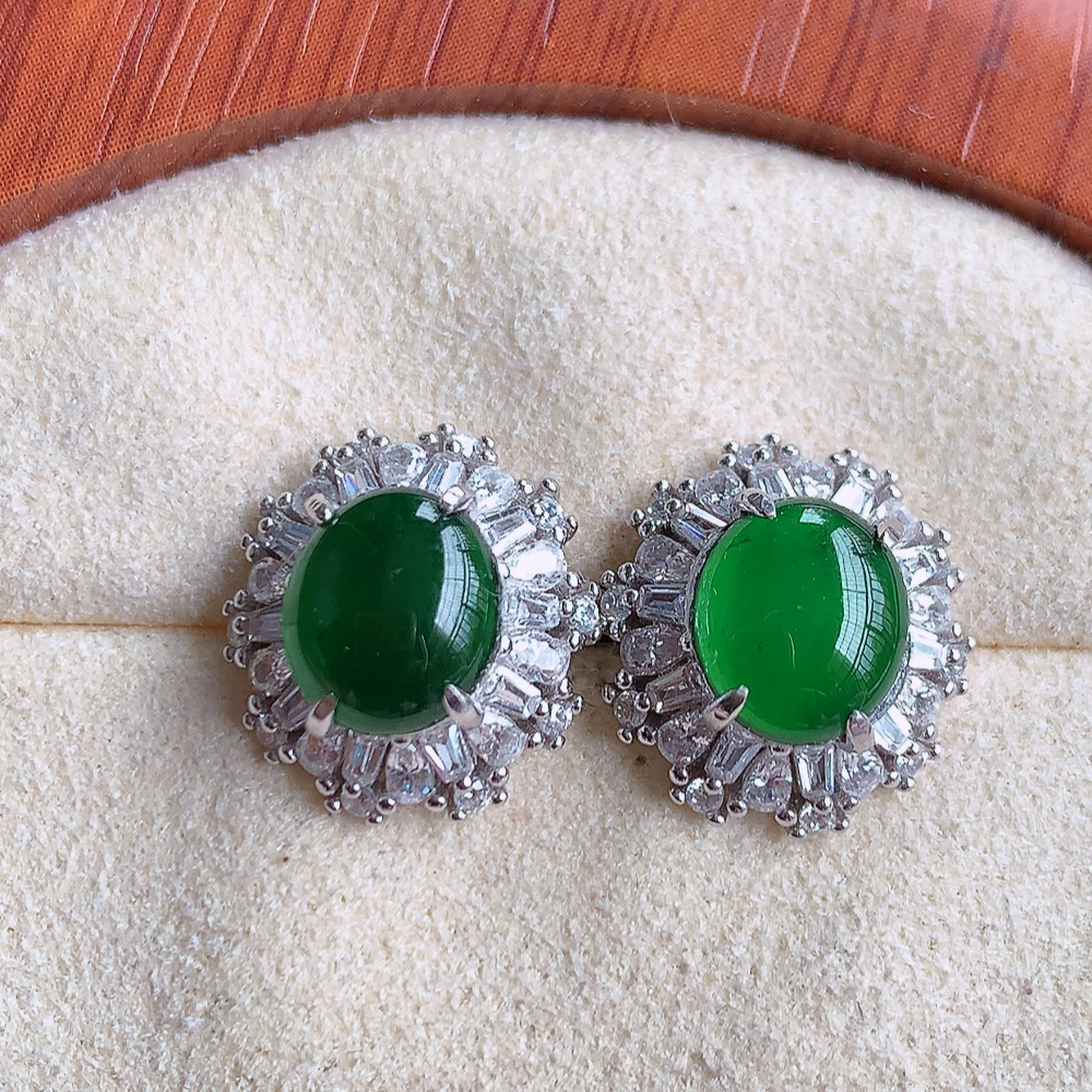 冰满绿翡翠925银镶嵌蛋面耳钉，自然光实拍，翠色灵动，颜色漂亮，种老水足，品相佳，佩戴佳品！W502.27 取一整体尺寸：13.5-12.5-6.2mm  裸石尺寸：8-7mm