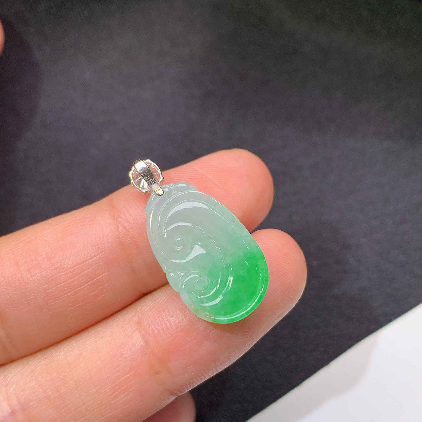 飘绿如意吊坠，18k金扣头，冰润细腻，种水足，Lt 尺寸23.7*11.4*4.9