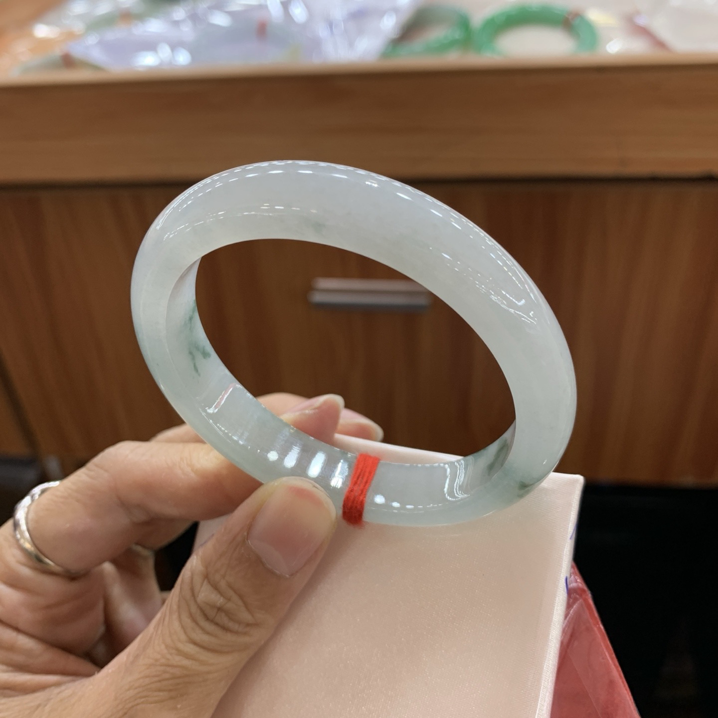 飘花贵妃翡翠手镯
55-48.4-11.5-8.1..