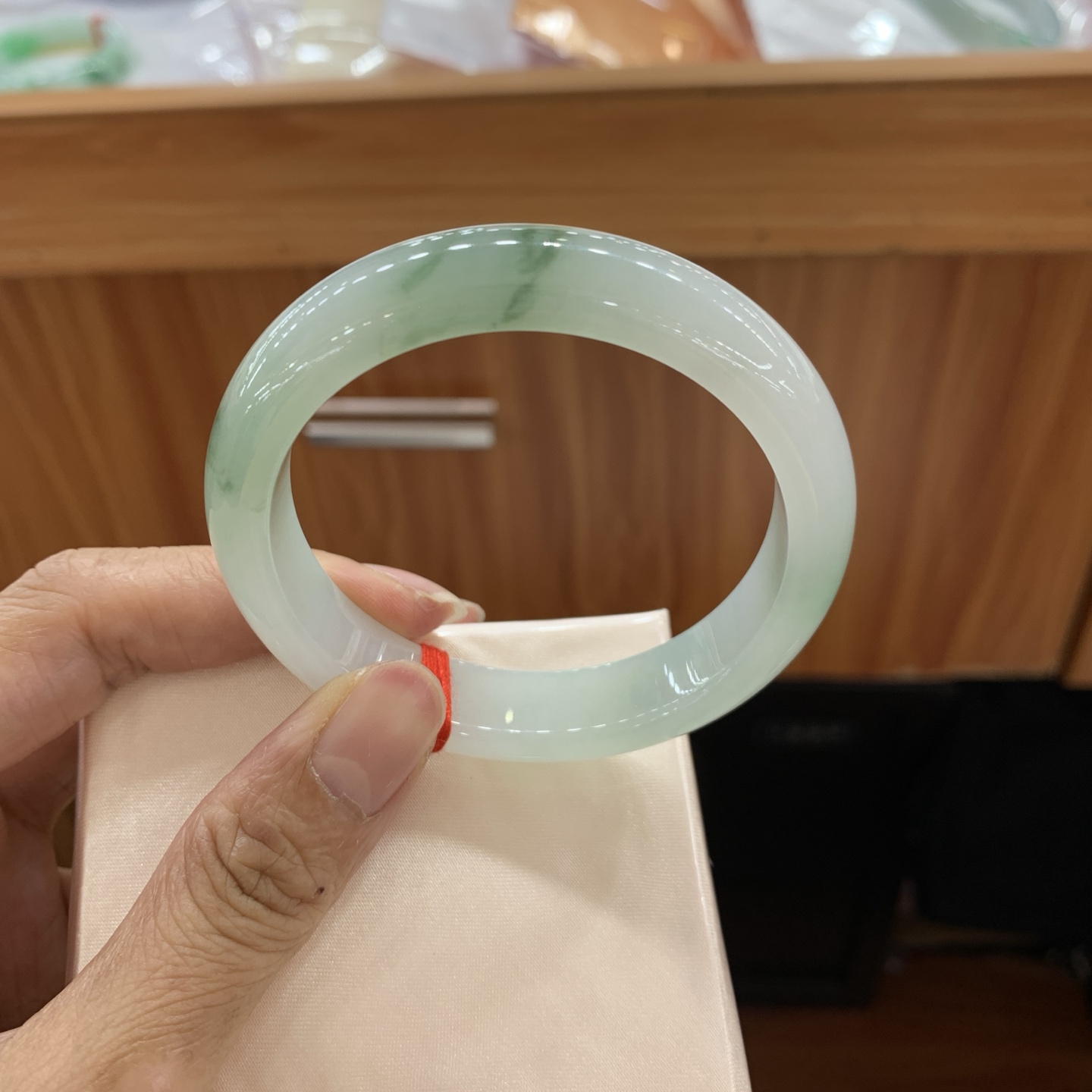 042811FN，冰胶底飘绿花正圈翡翠手镯，55-12.7-7.9，编号042811FN