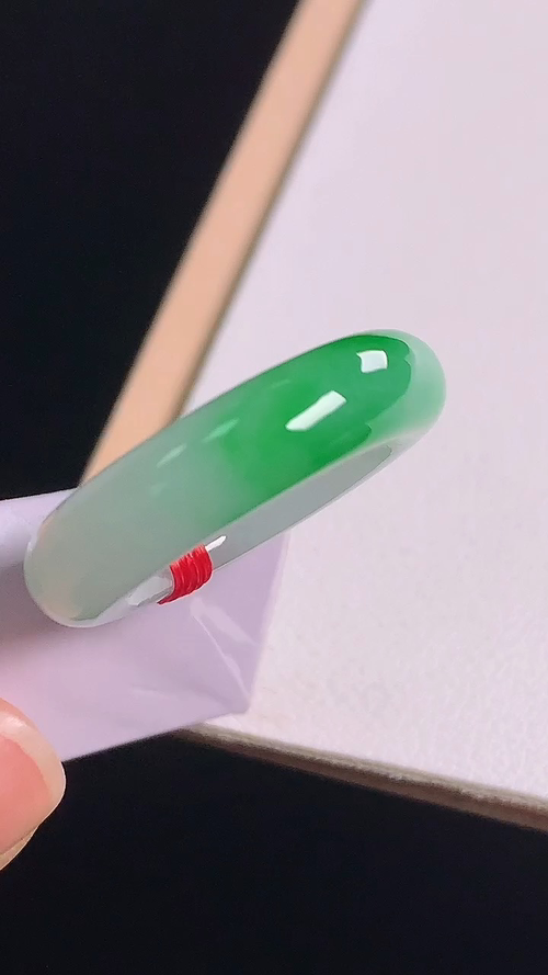 阳绿指环，无裂，尺寸:圈口14/17.3-6.1-4.8mm，编号23