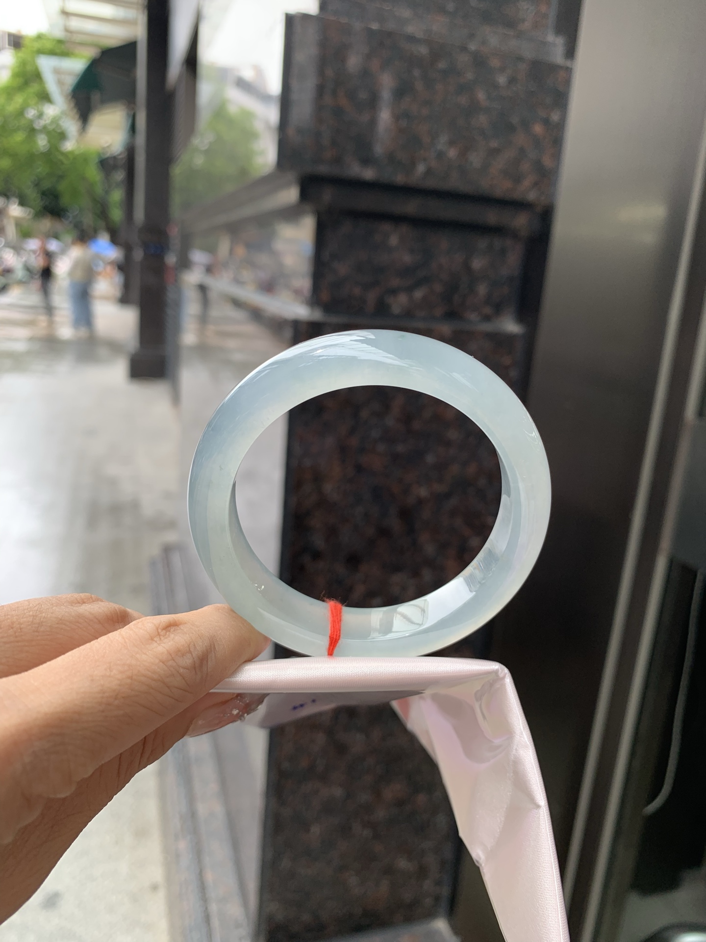 冰蓝正圈，56-8.5-12.2，0429-N576-1，底妆冰润细腻，有洒金，千变万化的冰晴蓝底色，拥有海的颜色，却散发着星空的光芒，这是一只来自冰川蓝的清冷气质仙女镯，无裂