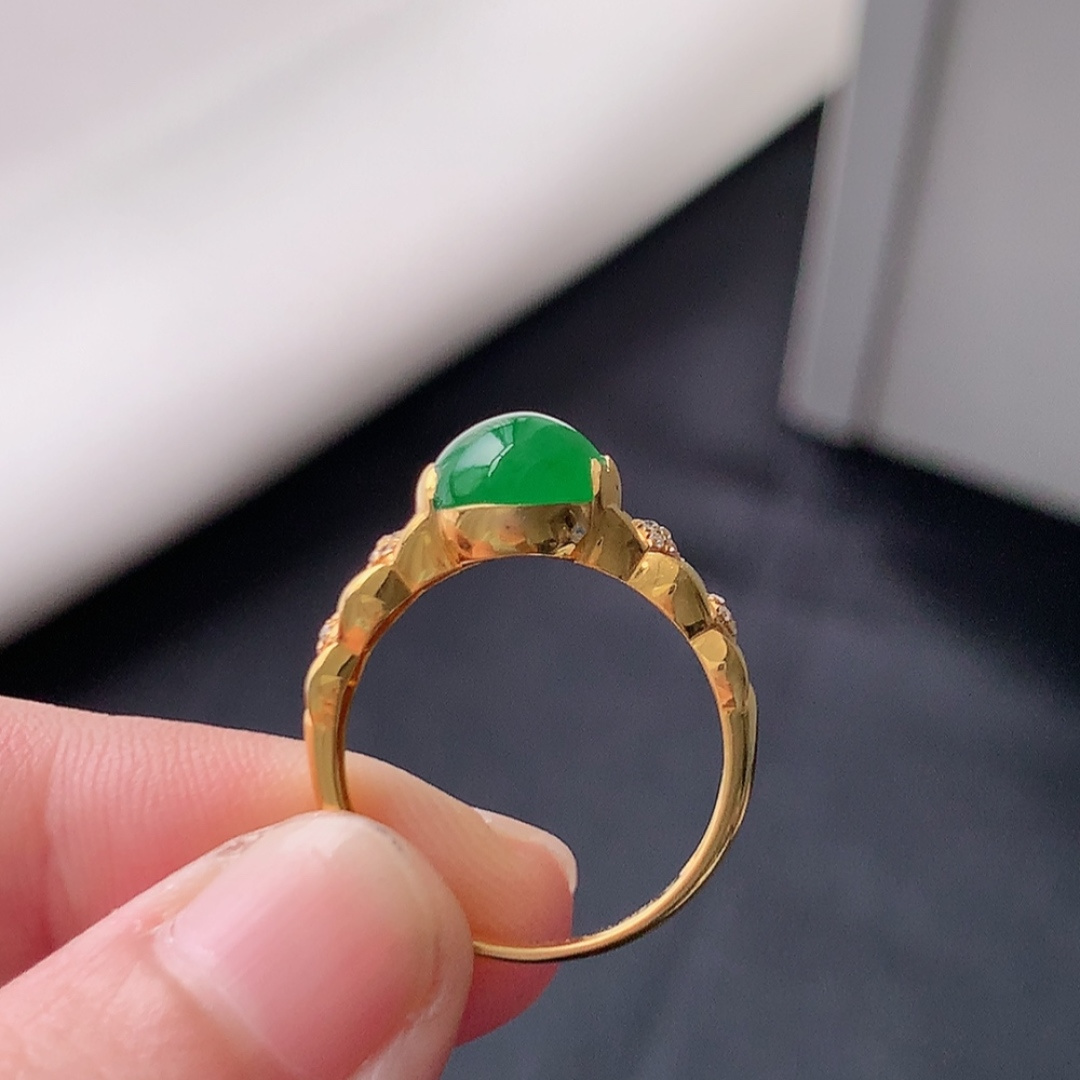 冰阳绿女戒。莹莹青翠，种老无裂水润，佩戴温婉优雅，货号79428，10.5/7.0/2.7