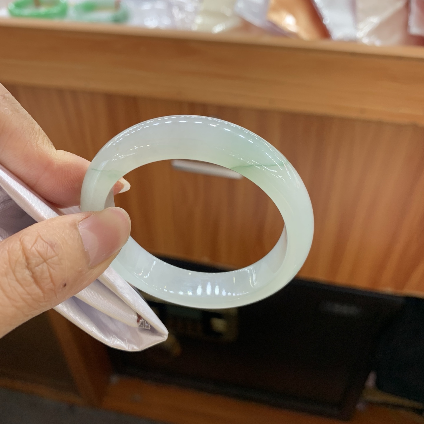 042803FN，冰胶飘花贵妃翡翠手镯，54-48.7-12-7.5