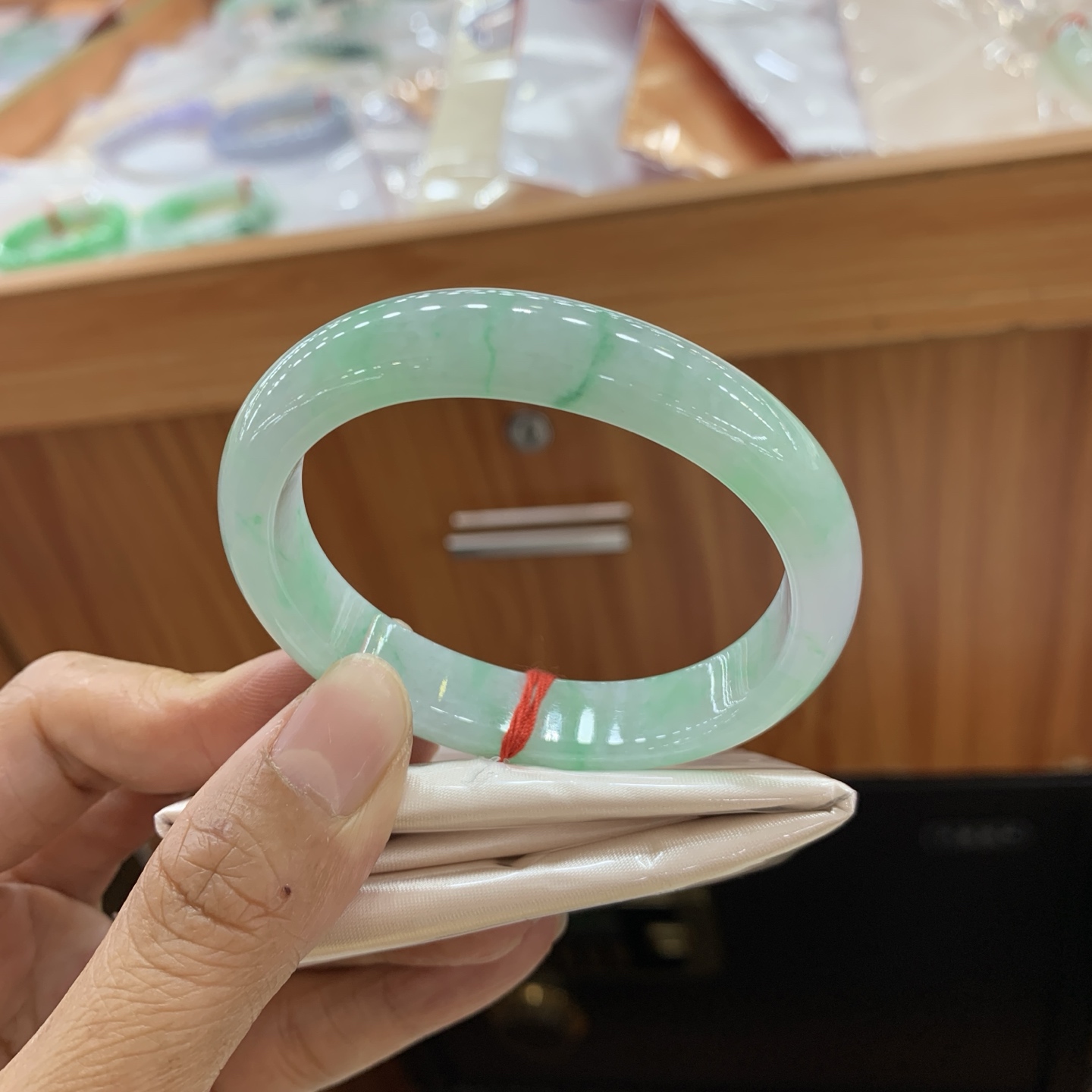 042810FN，飘绿贵妃翡翠手镯，54-46.5-11.9-7.5