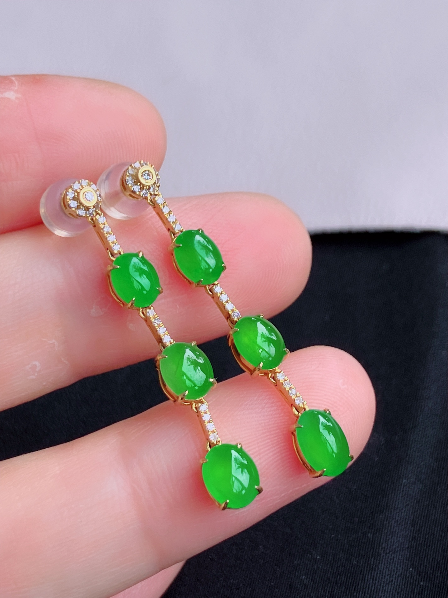 ️翠绿蛋面耳环，简约时尚，尺寸37.6/6.8/4.6，自然光实拍