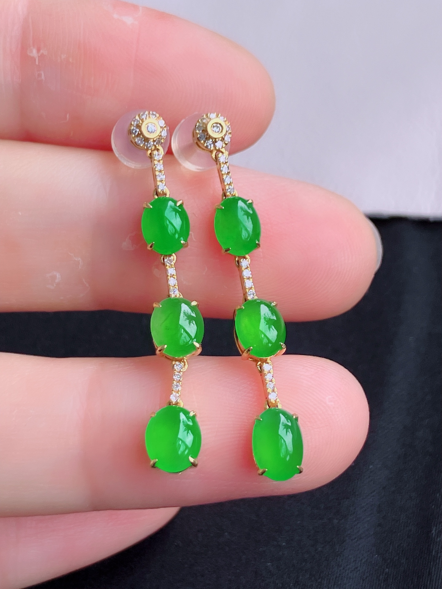 ️翠绿蛋面耳环，简约时尚，尺寸37.6/6.8/4.6，自然光实拍