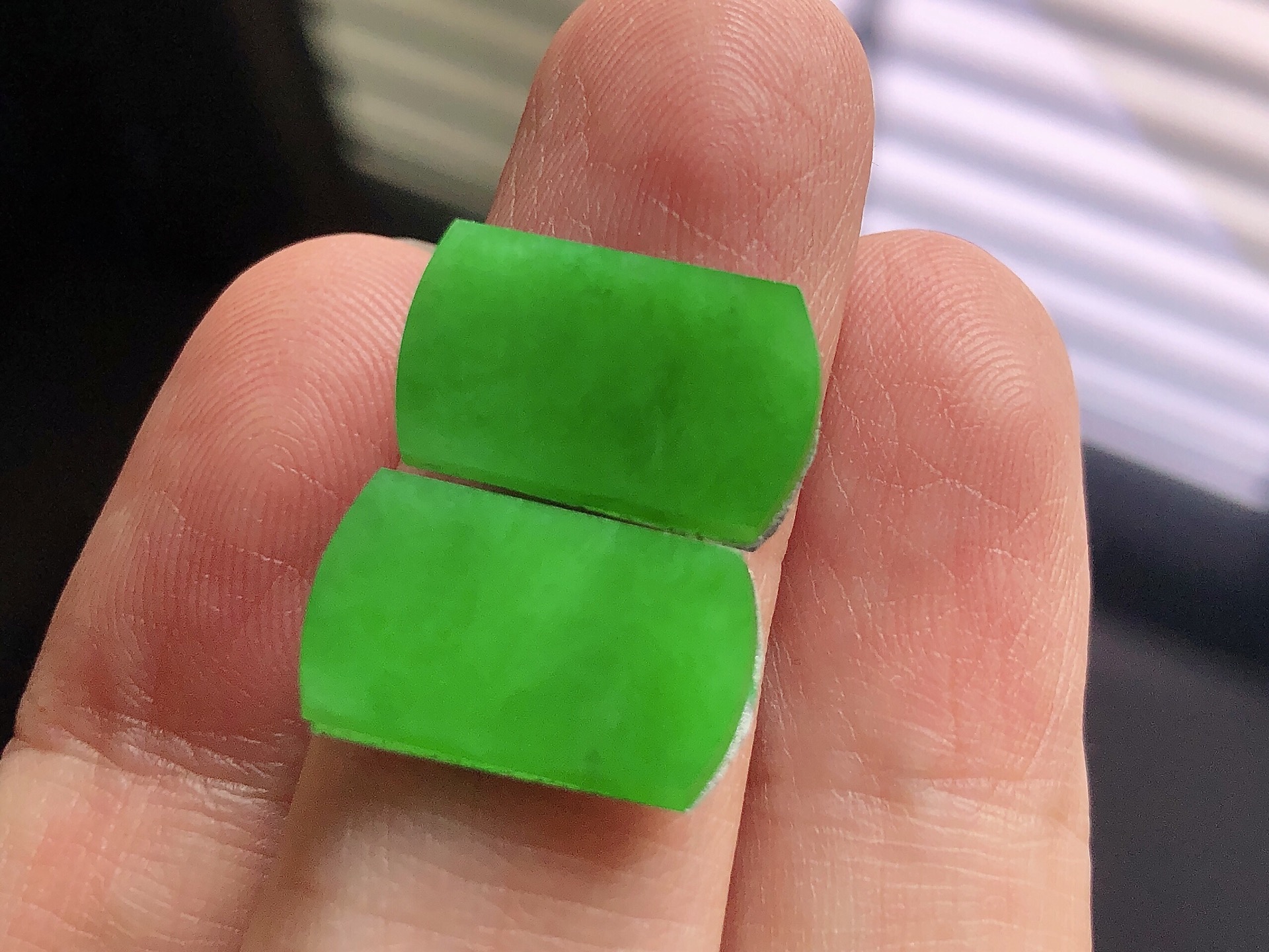 ️ 高冰阳绿马鞍， 色泽艳阳，通透水润，玉质细腻，夺目迷人，镶嵌效果大气上档次，品相，无裂，尺寸16.5/10/2，超值