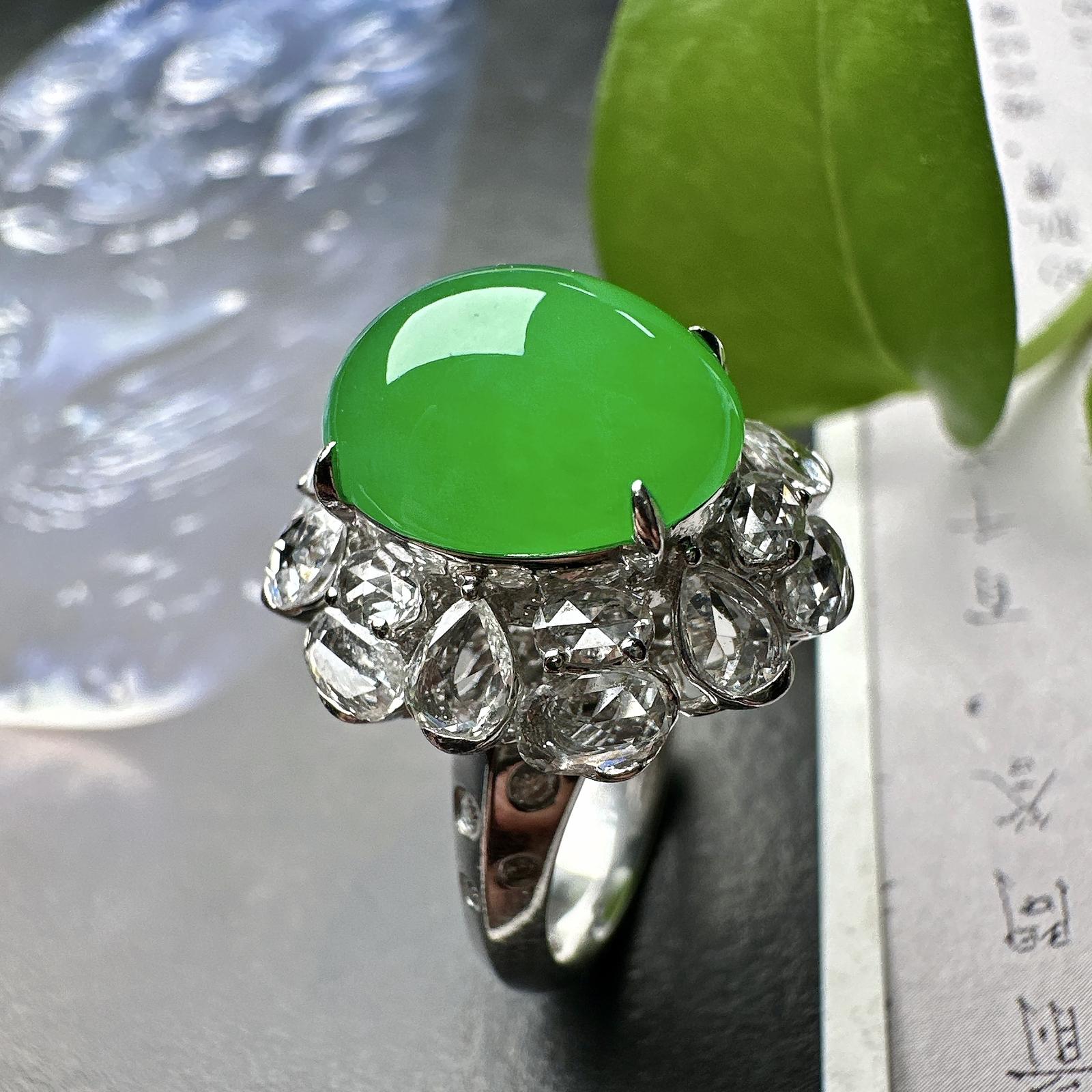 【冰种满绿蛋面戒指】质地均匀细腻，冰润起光，胶感强烈，颜色娇艳，18K金钻精美镶嵌，裸石尺寸12.8