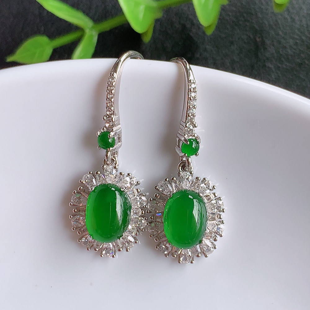冰满绿翡翠925银镶嵌蛋面耳钉，自然光实拍，翠色灵动，颜色漂亮，种老水足，品相佳，佩戴佳品！W502.27 取一整体尺寸：29-10.8-5.5mm  裸石尺寸：8-5.8mm
