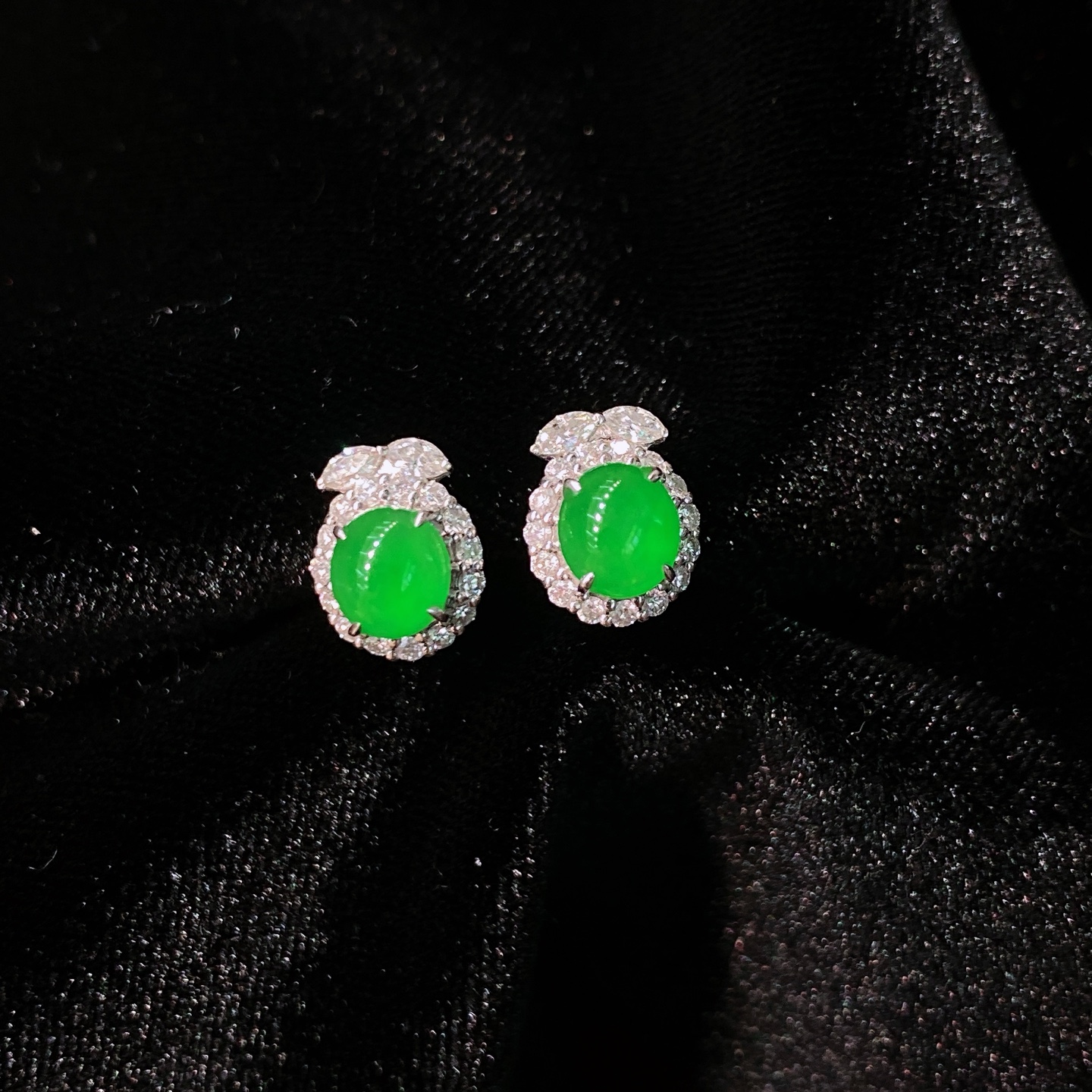 冰阳绿蛋面耳钉，色泽鲜亮，荧光感满满，18K金镶嵌，简约精致，尺寸如图一，实物更美～，5.9/5.3/9.8