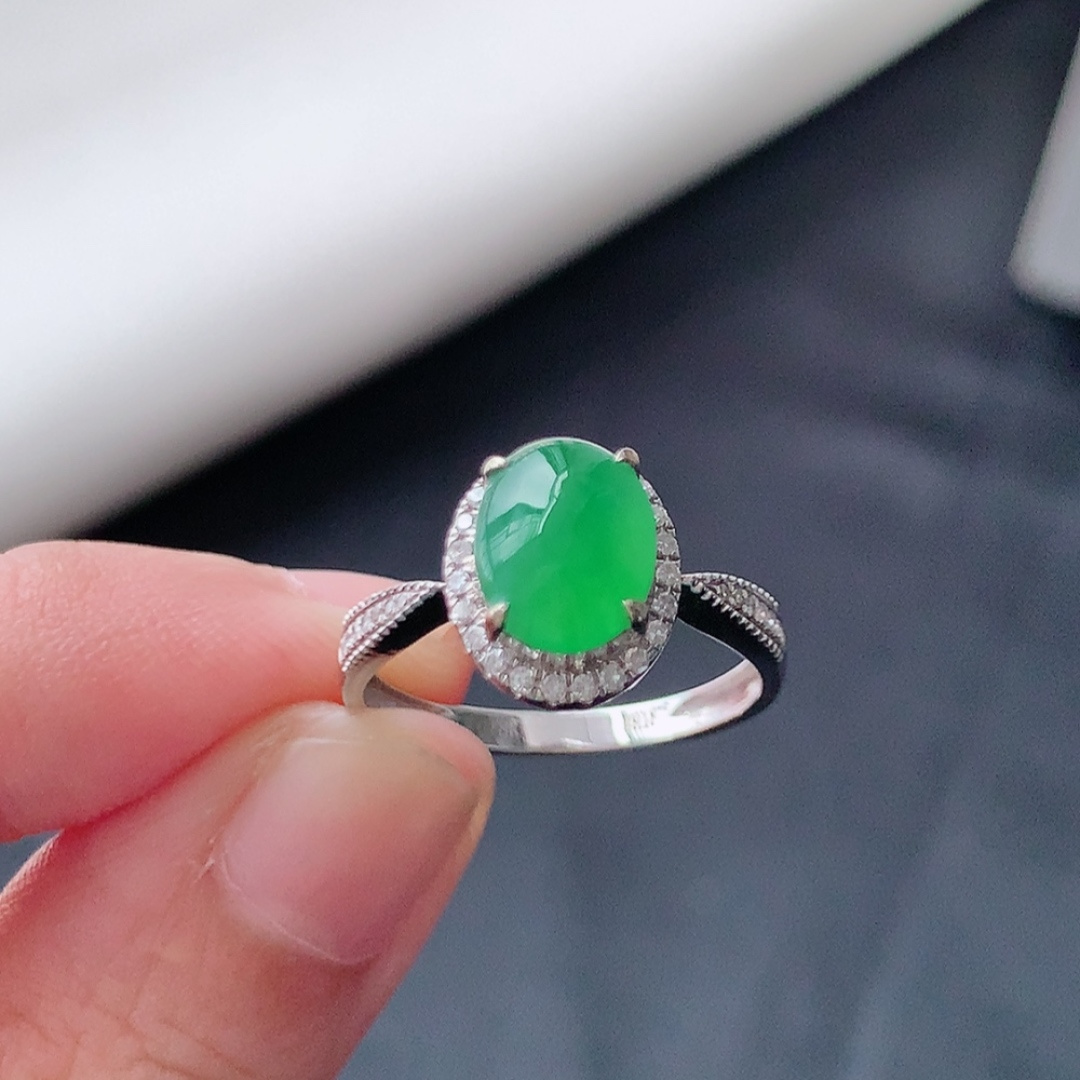 冰阳绿女戒。莹莹青翠，种老无裂水润，佩戴温婉优雅，货号79428，8.0/6.3/2.0