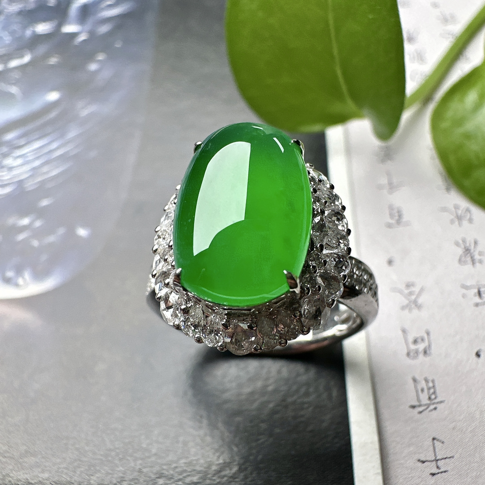 【冰种满绿蛋面戒指】质地均匀细腻，冰润起光，胶感强烈，颜色娇艳，18K金钻精美镶嵌，裸石尺寸12.3*8.8*5.2毫米