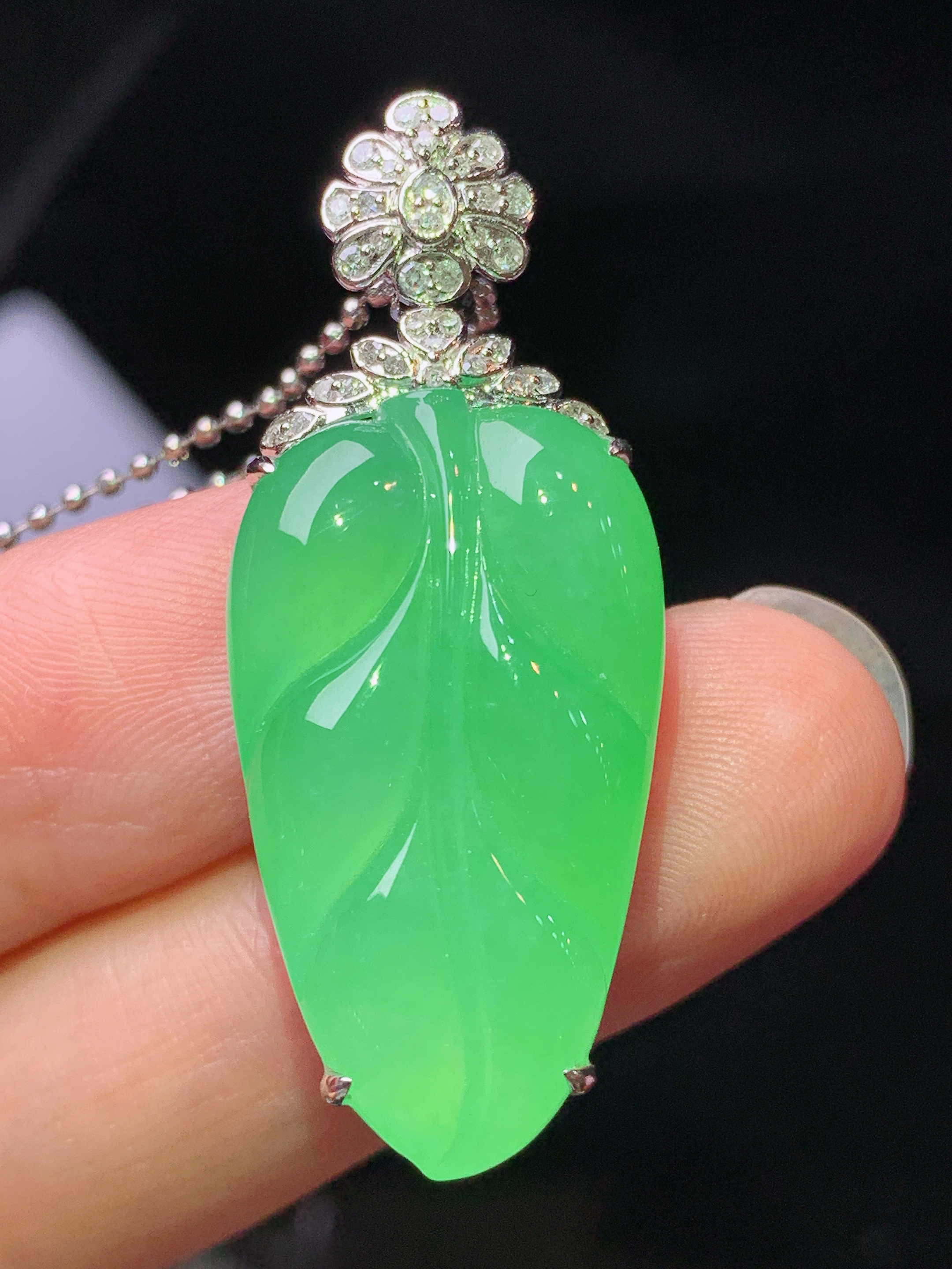 18k金钻镶嵌阳绿树叶吊坠 玉质细腻 色泽艳丽清新 水润亮眼 整体尺寸39.2*15.7*7.6h1