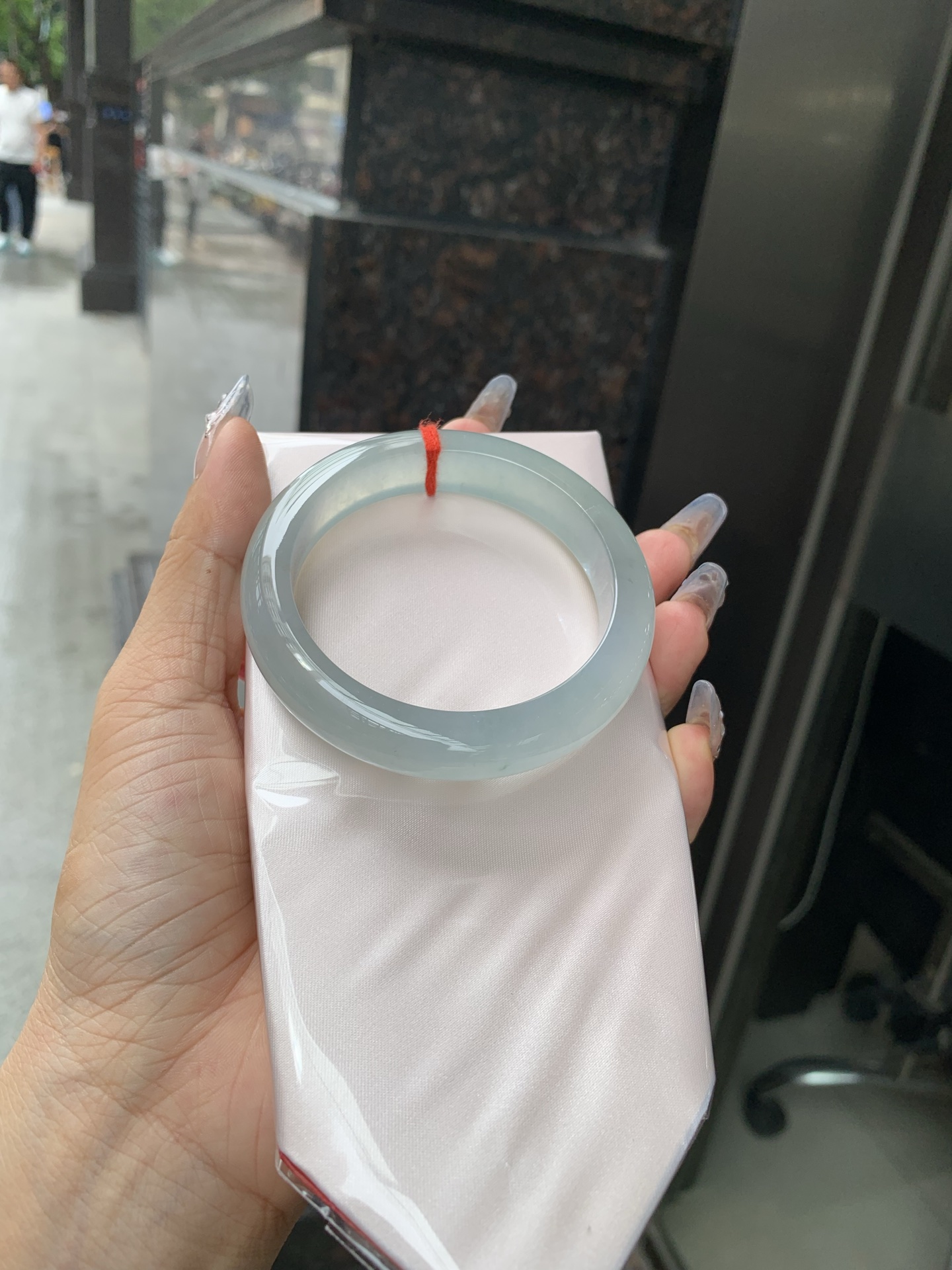 冰蓝正圈，56-8.5-12.2，0429-N576-1，底妆冰润细腻，有洒金，千变万化的冰晴蓝底色，拥有海的颜色，却散发着星空的光芒，这是一只来自冰川蓝的清冷气质仙女镯，无裂