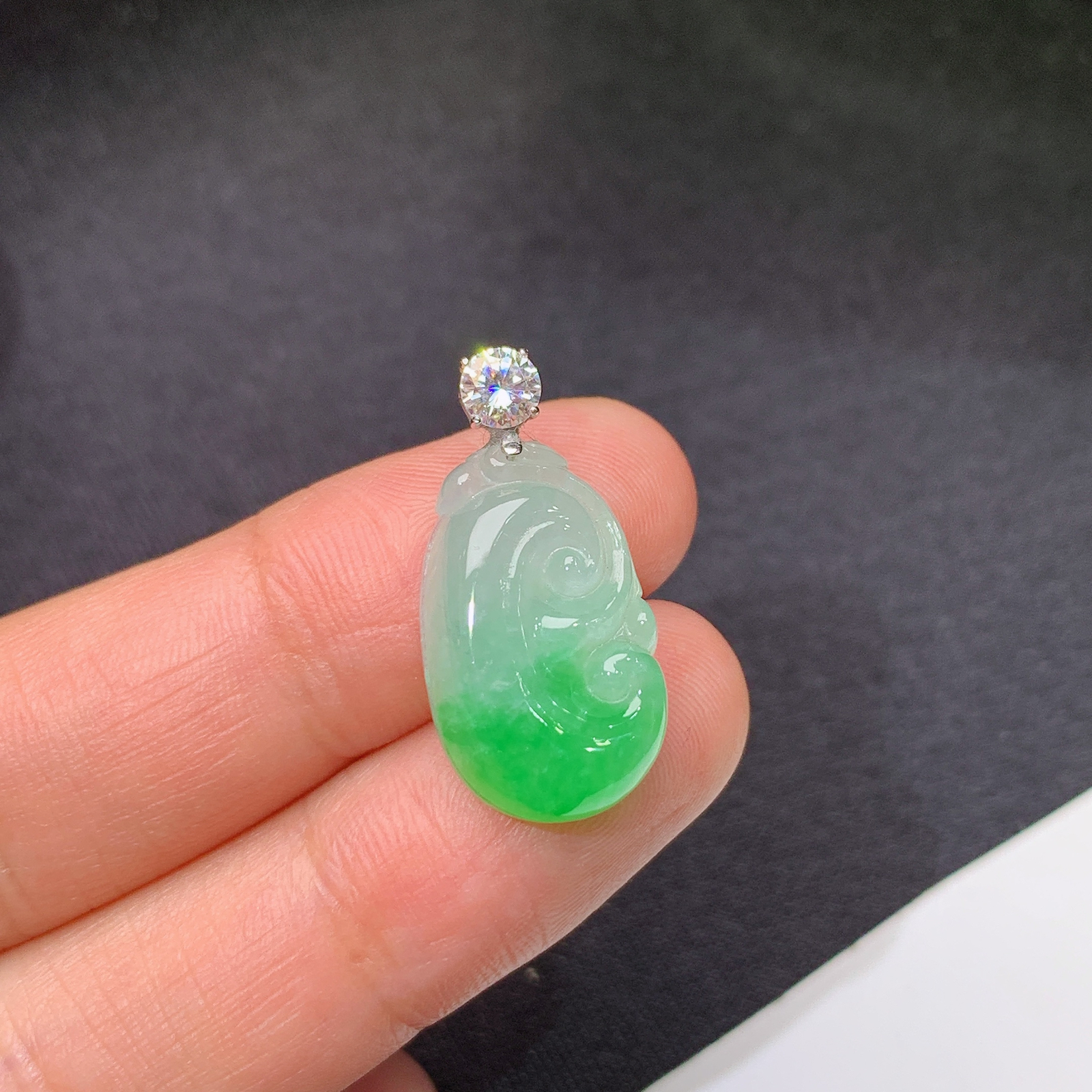 飘绿如意吊坠，18k金扣头，冰润细腻，种水足，Lt 尺寸23.7*11.4*4.9