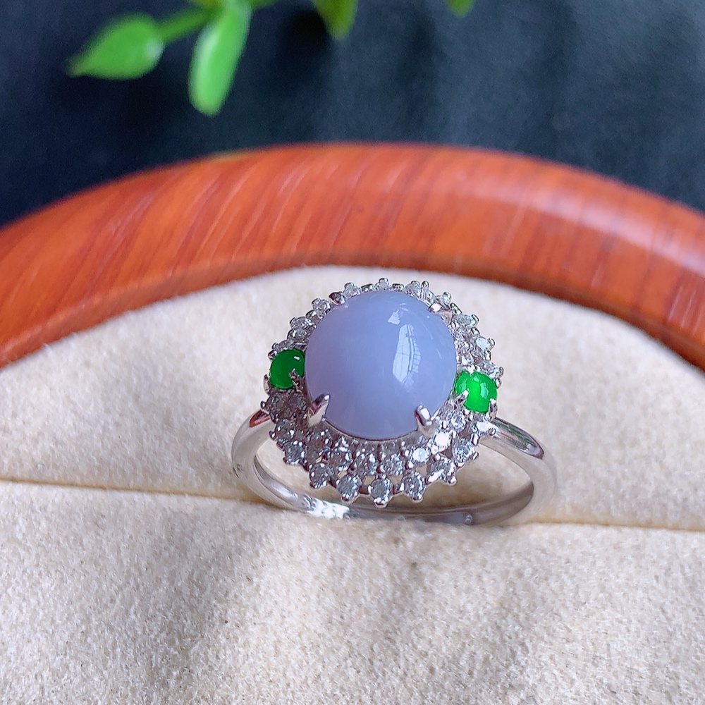 冰润紫罗兰精美翡翠蛋面戒指  玉质细腻  冰清玉润  飘花灵动  颜色漂亮  W502.27  内径尺寸：17.5-13.5-9.5mm  裸石尺寸：8.8-7.8mm