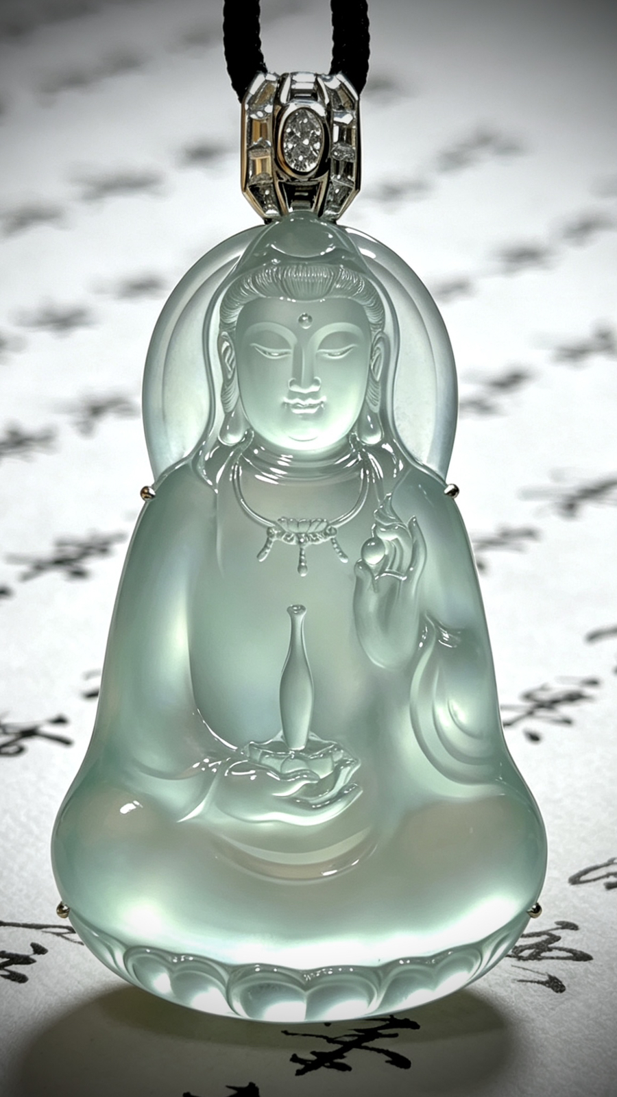 【净莲禅心·观自在】观音菩萨，
裸石61-38.5-7mm，
整体71.2-38.5-12.5mm，